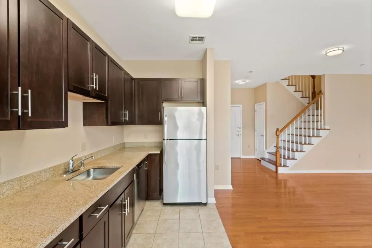 25 DUNCAN AVE Unit: 211