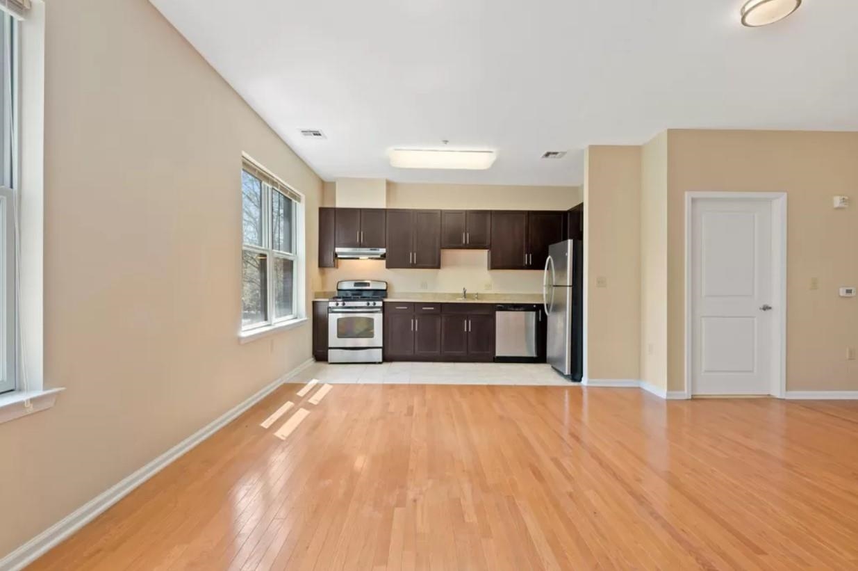 25 DUNCAN AVE Unit: 211
