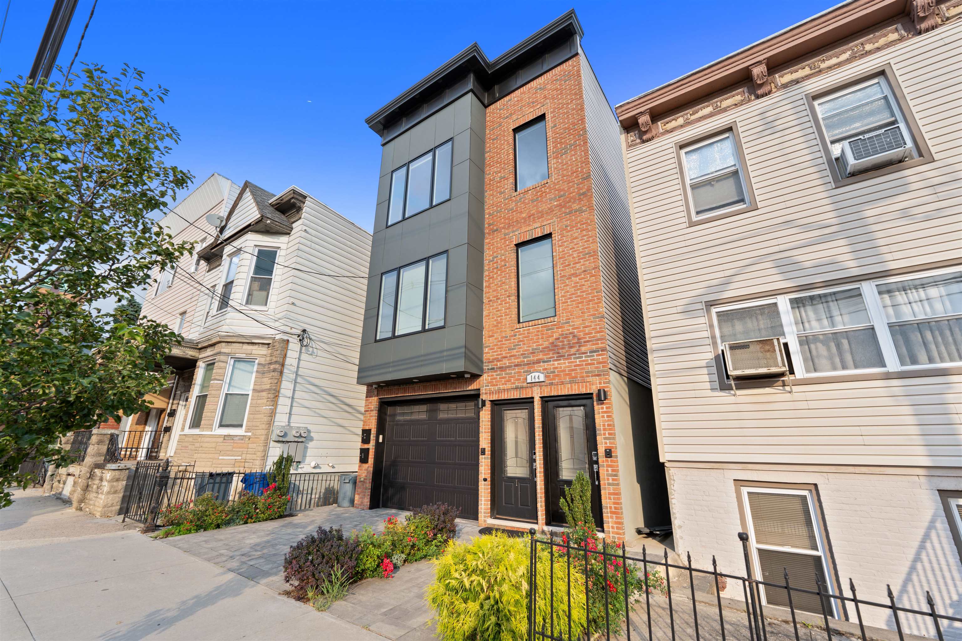 144 HANCOCK AVE Unit: 2