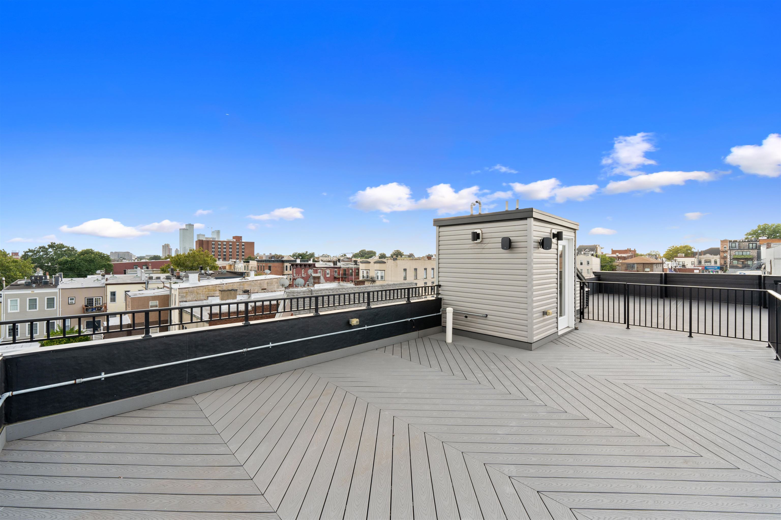144 HANCOCK AVE Unit: 2