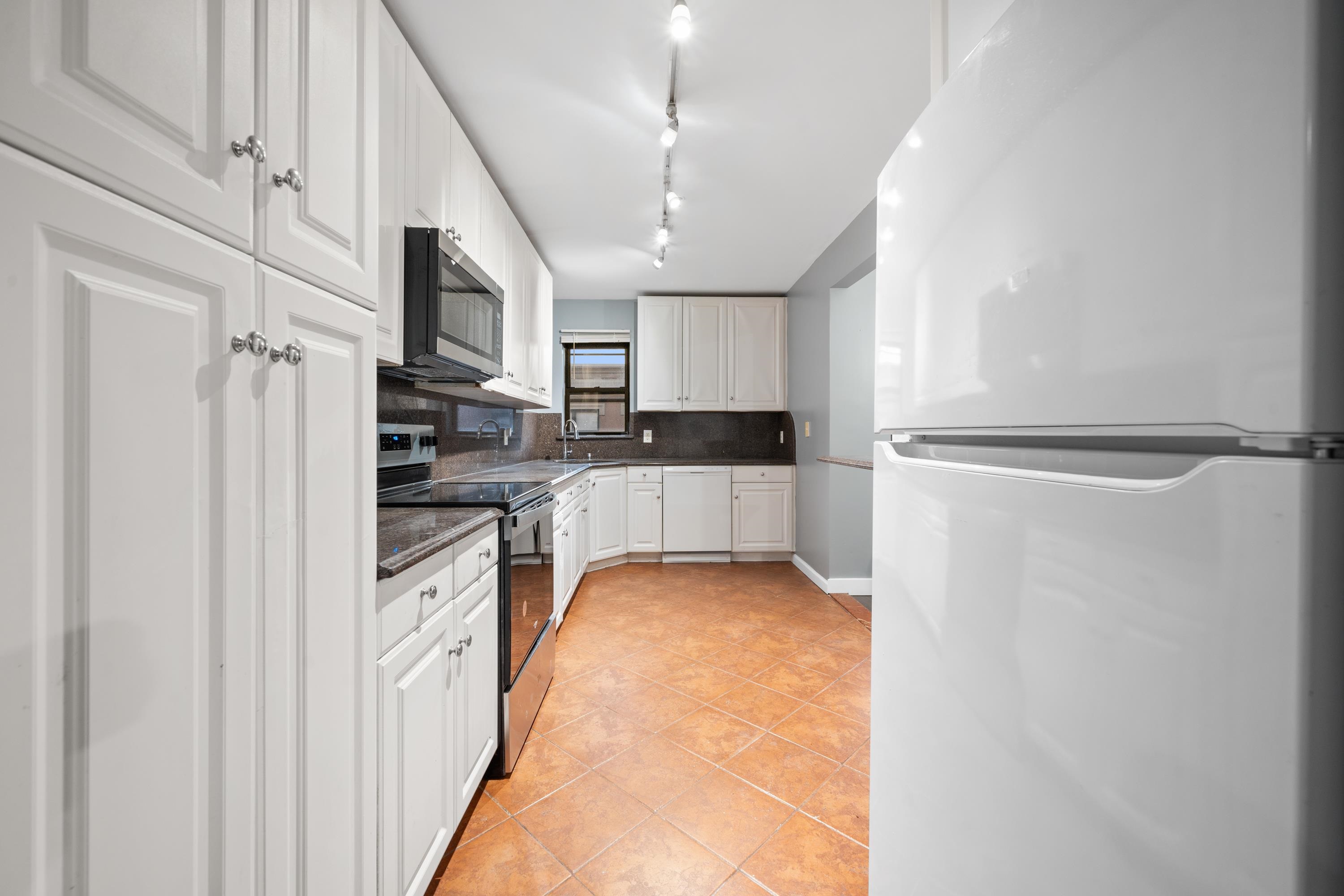 8915 BERGENWOOD AVE Unit: 47