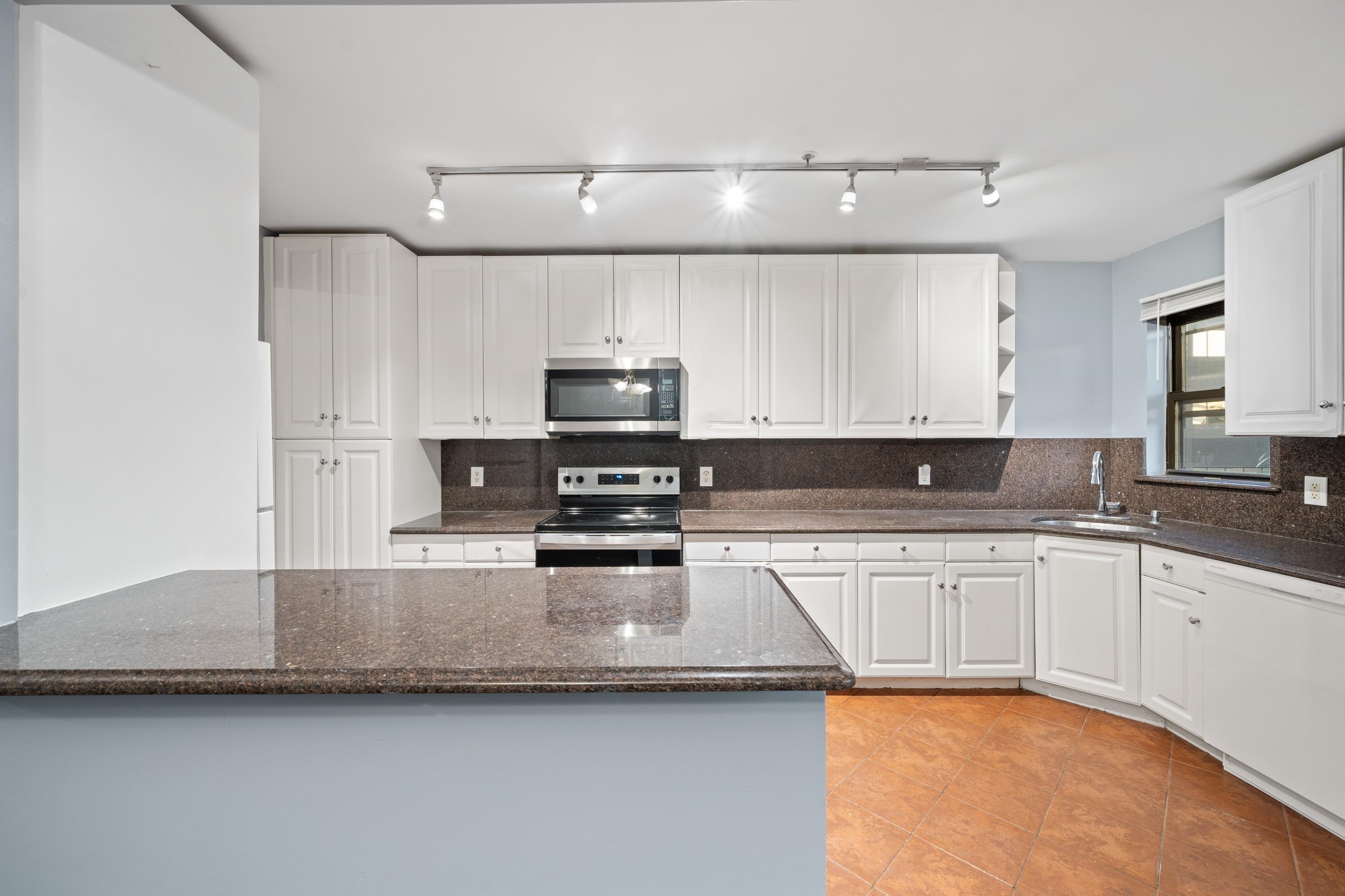8915 BERGENWOOD AVE Unit: 47