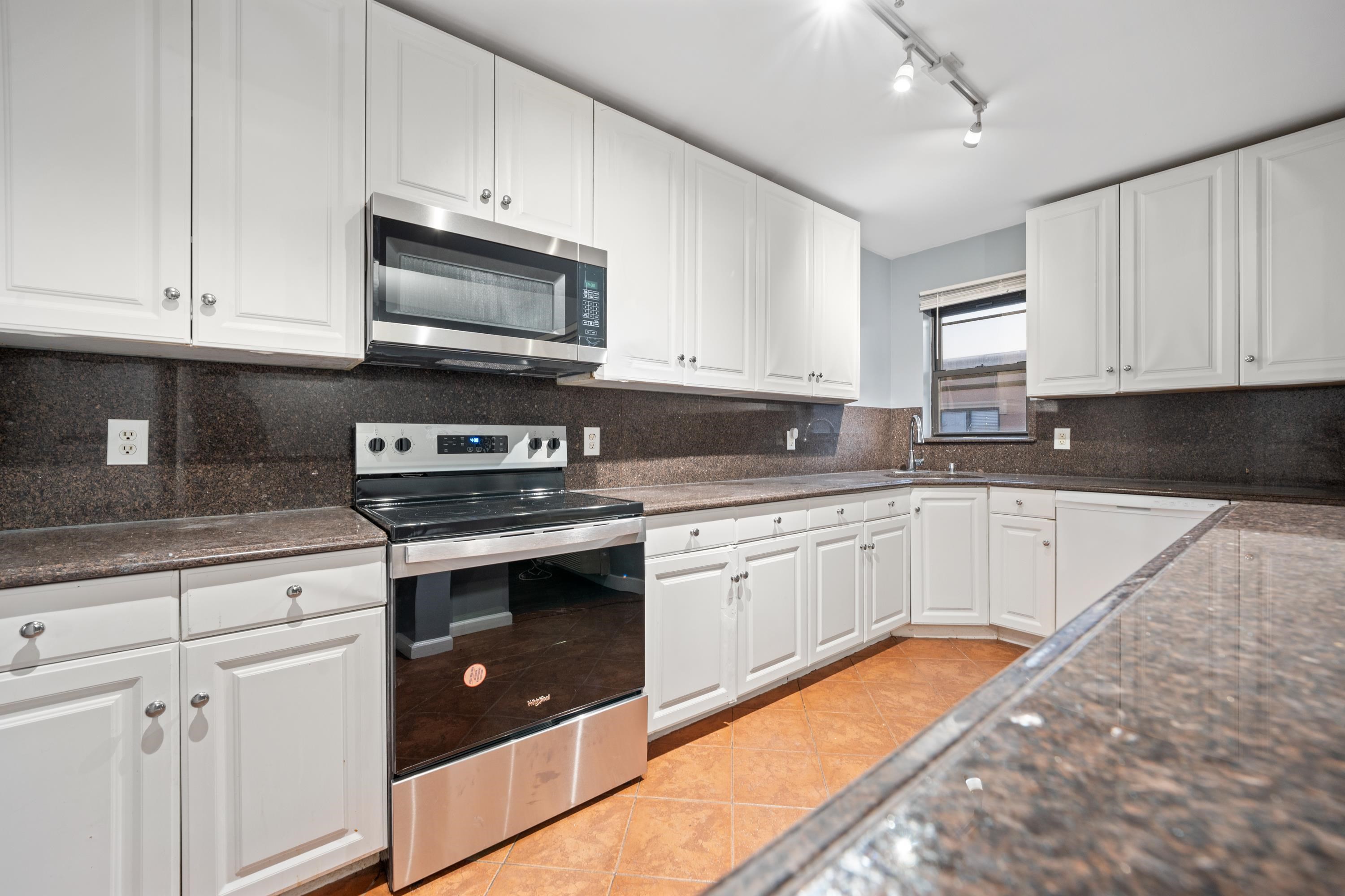 8915 BERGENWOOD AVE Unit: 47
