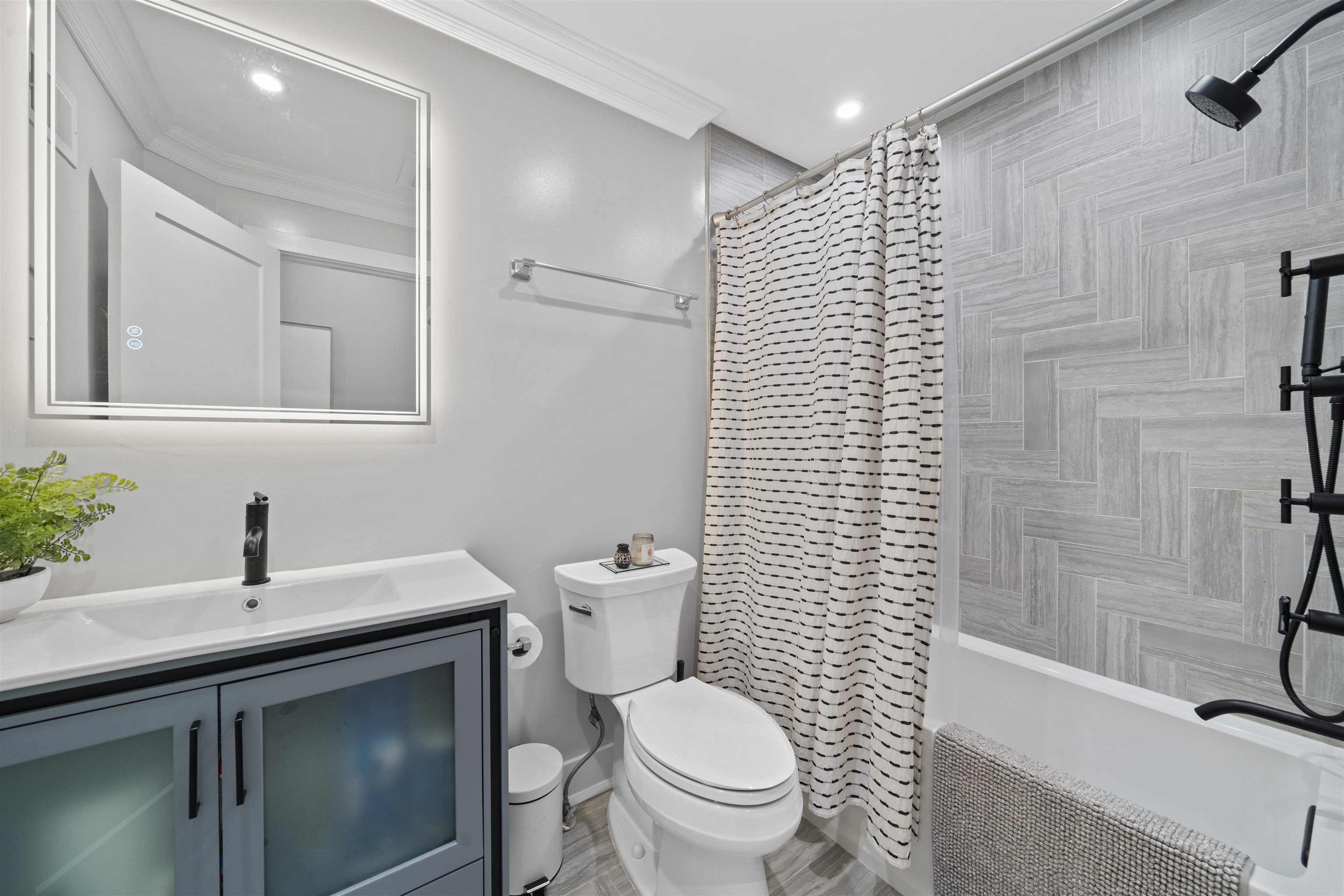 204 BOWERS ST Unit: 2