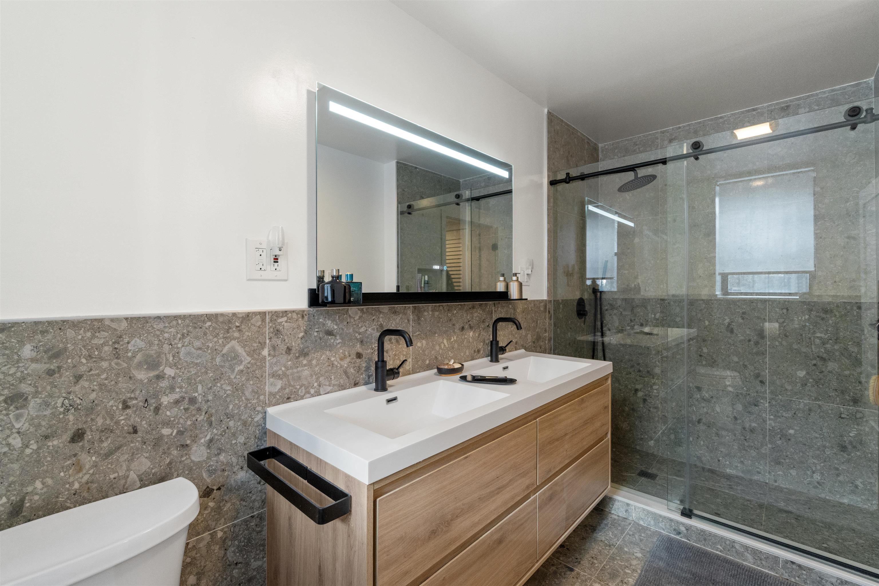 102 OGDEN AVE Unit: 104
