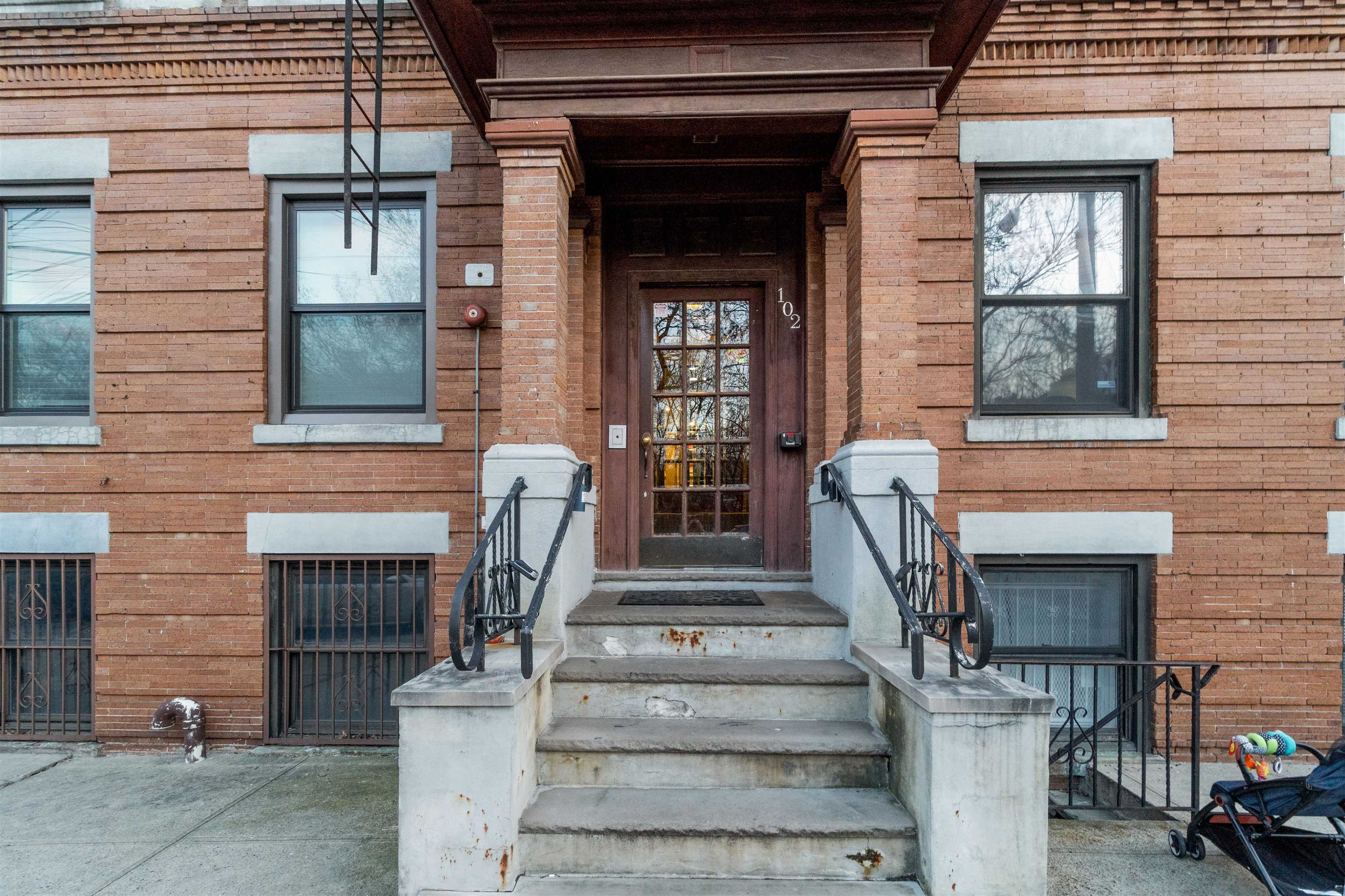 102 OGDEN AVE Unit: 104