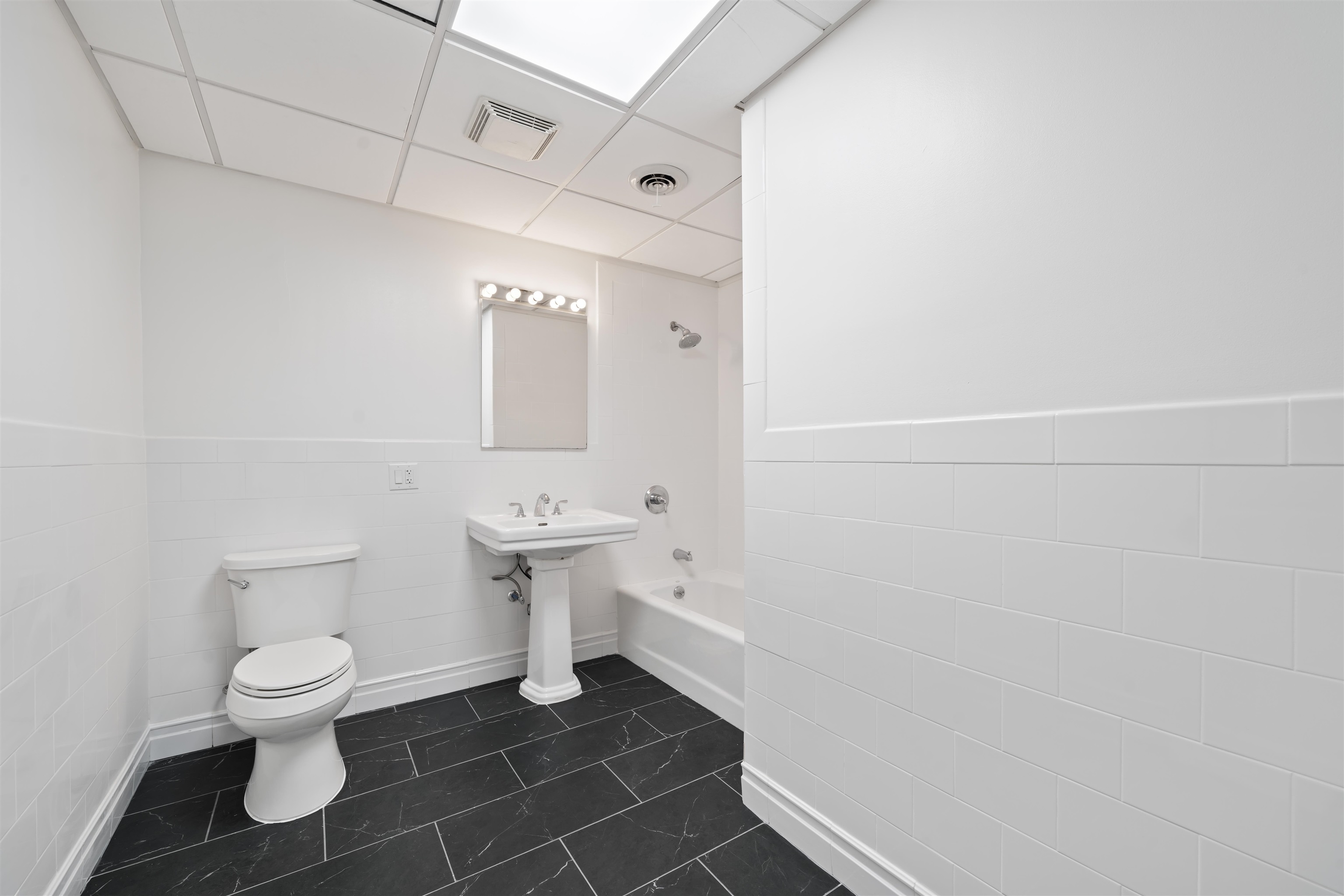 300 COMMUNIPAW AVE Unit: 11