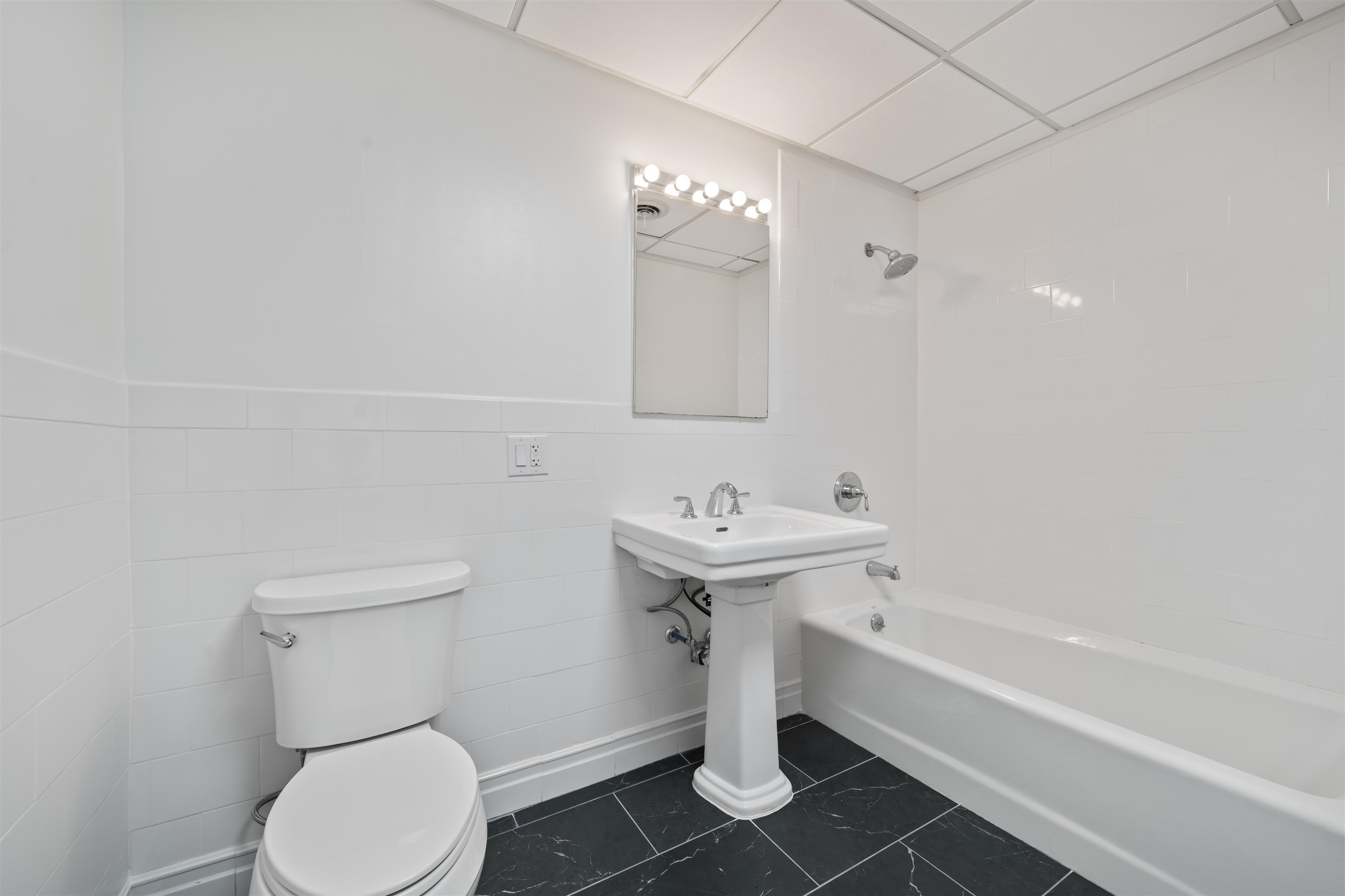 300 COMMUNIPAW AVE Unit: 11