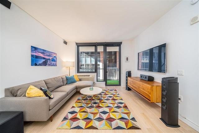 160 1ST ST Unit: 807