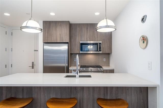 160 1ST ST Unit: 807
