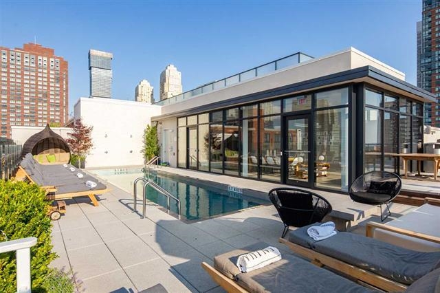 160 1ST ST Unit: 807