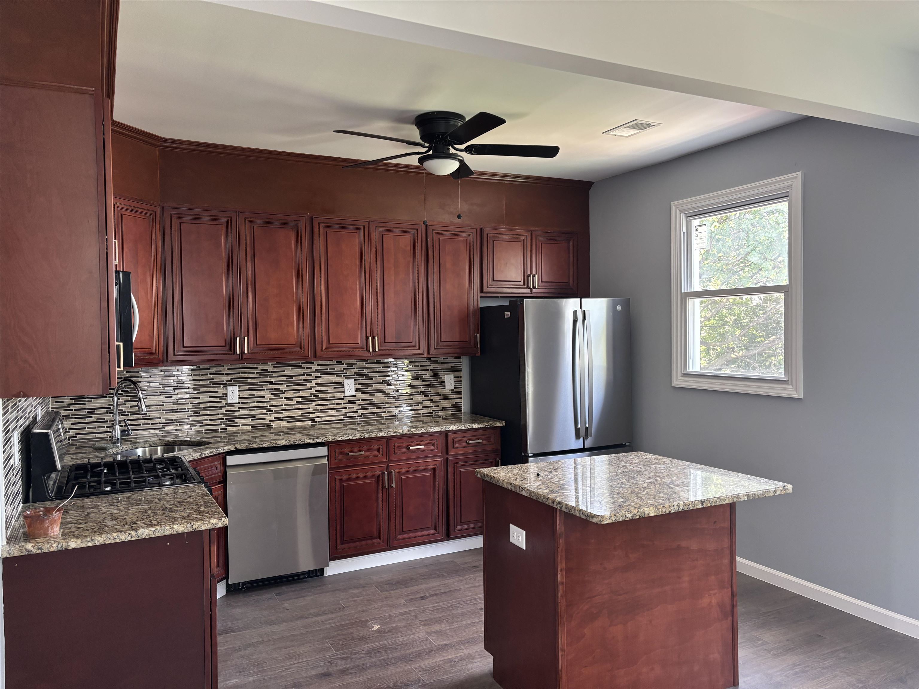 304 CHAPEL AVE Unit: 2