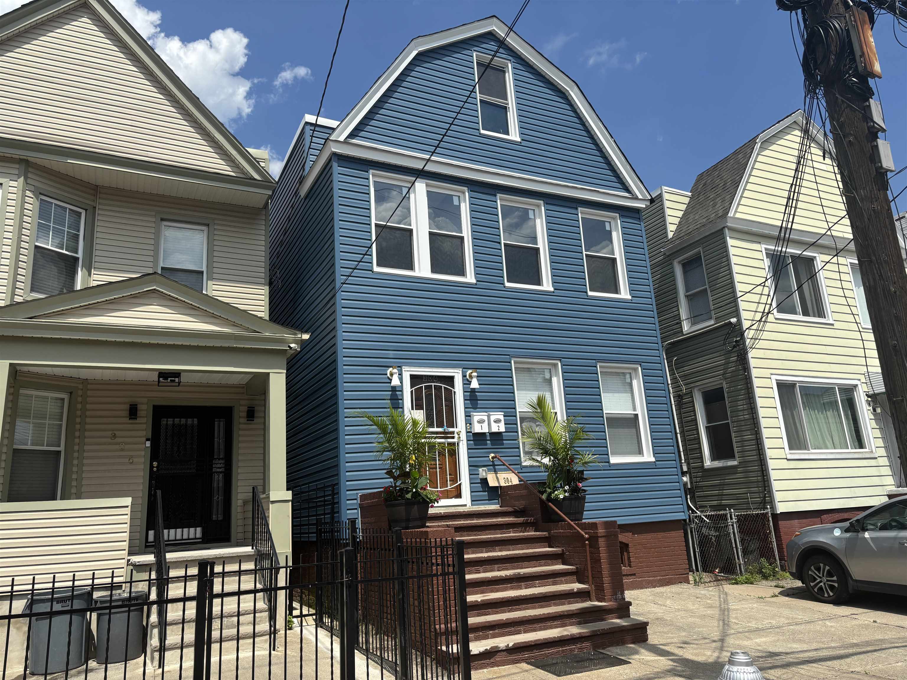 304 CHAPEL AVE Unit: 2