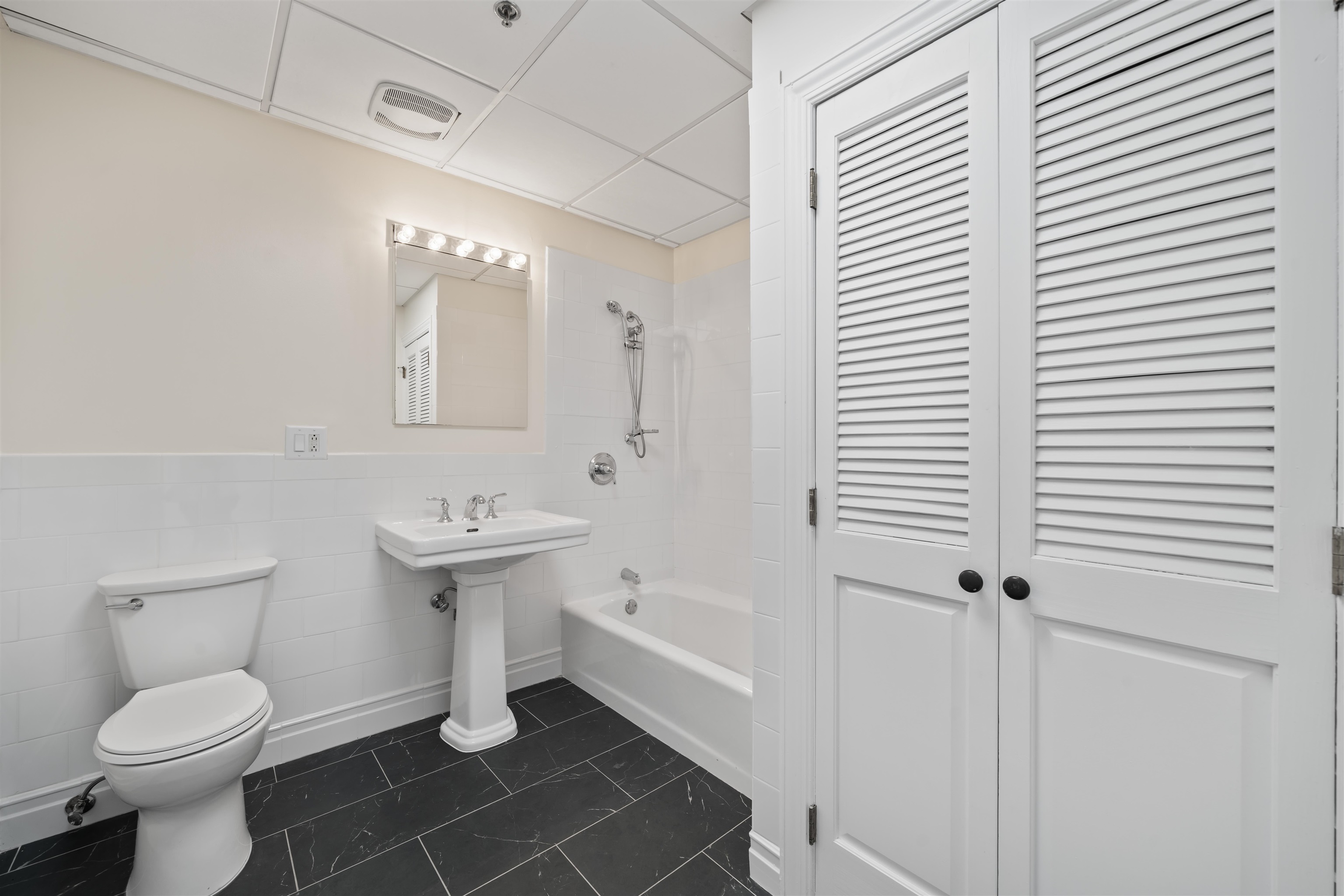 300 COMMUNIPAW AVE Unit: 122