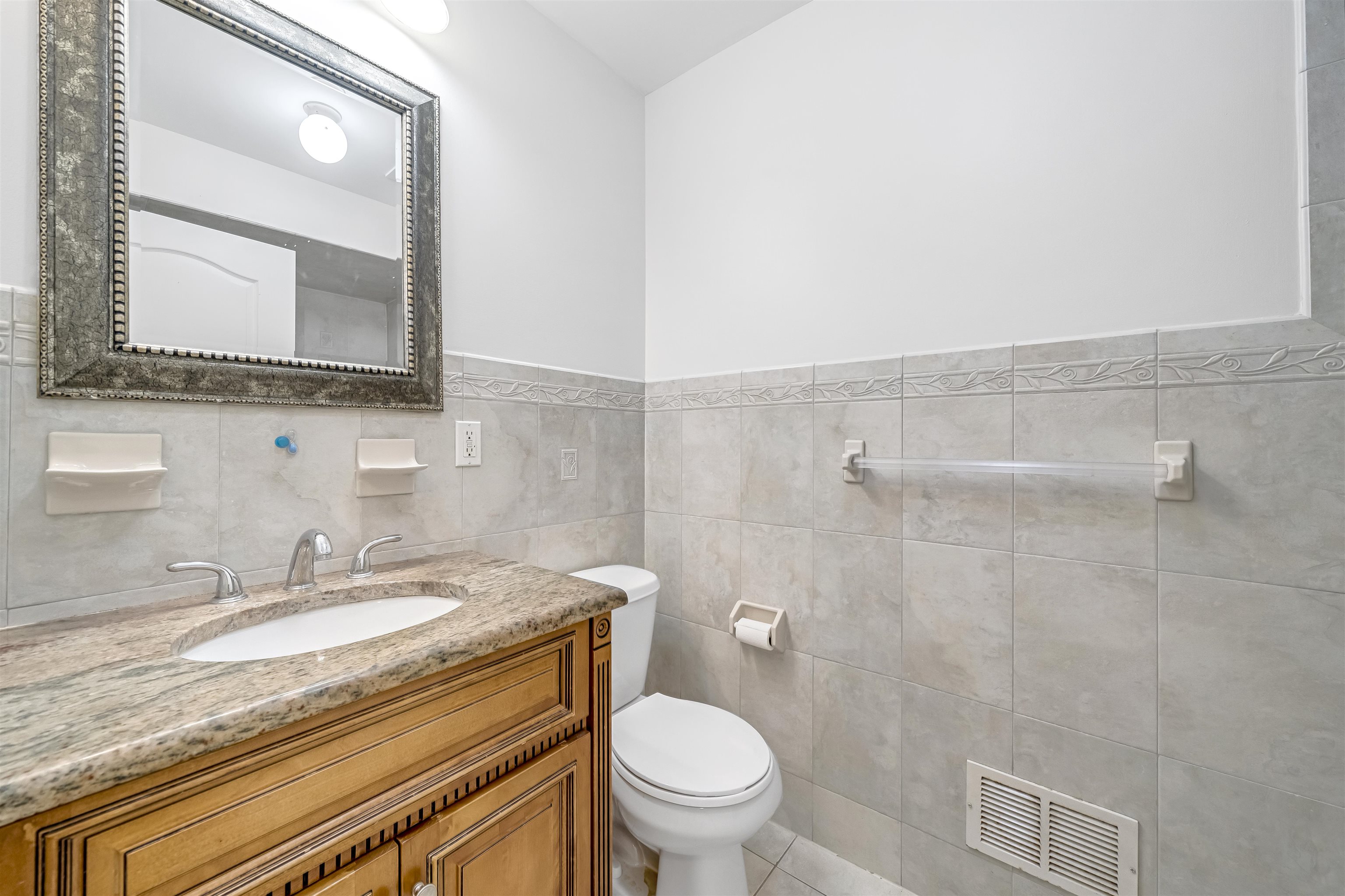 3 MONTROSE AVE Unit: 1