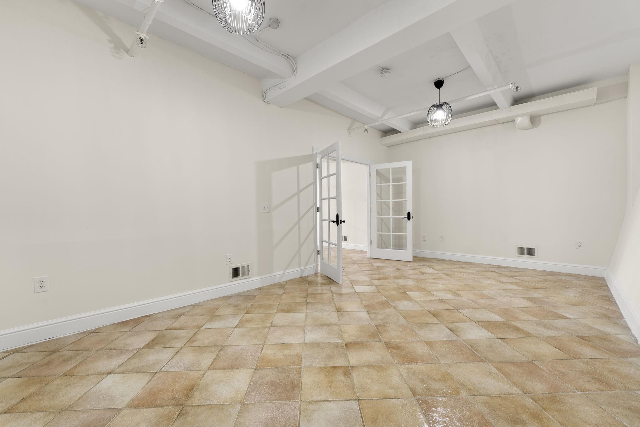 300 COMMUNIPAW AVE Unit: 4