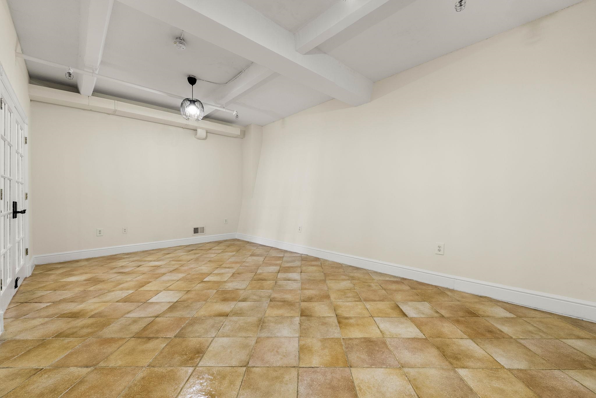 300 COMMUNIPAW AVE Unit: 4