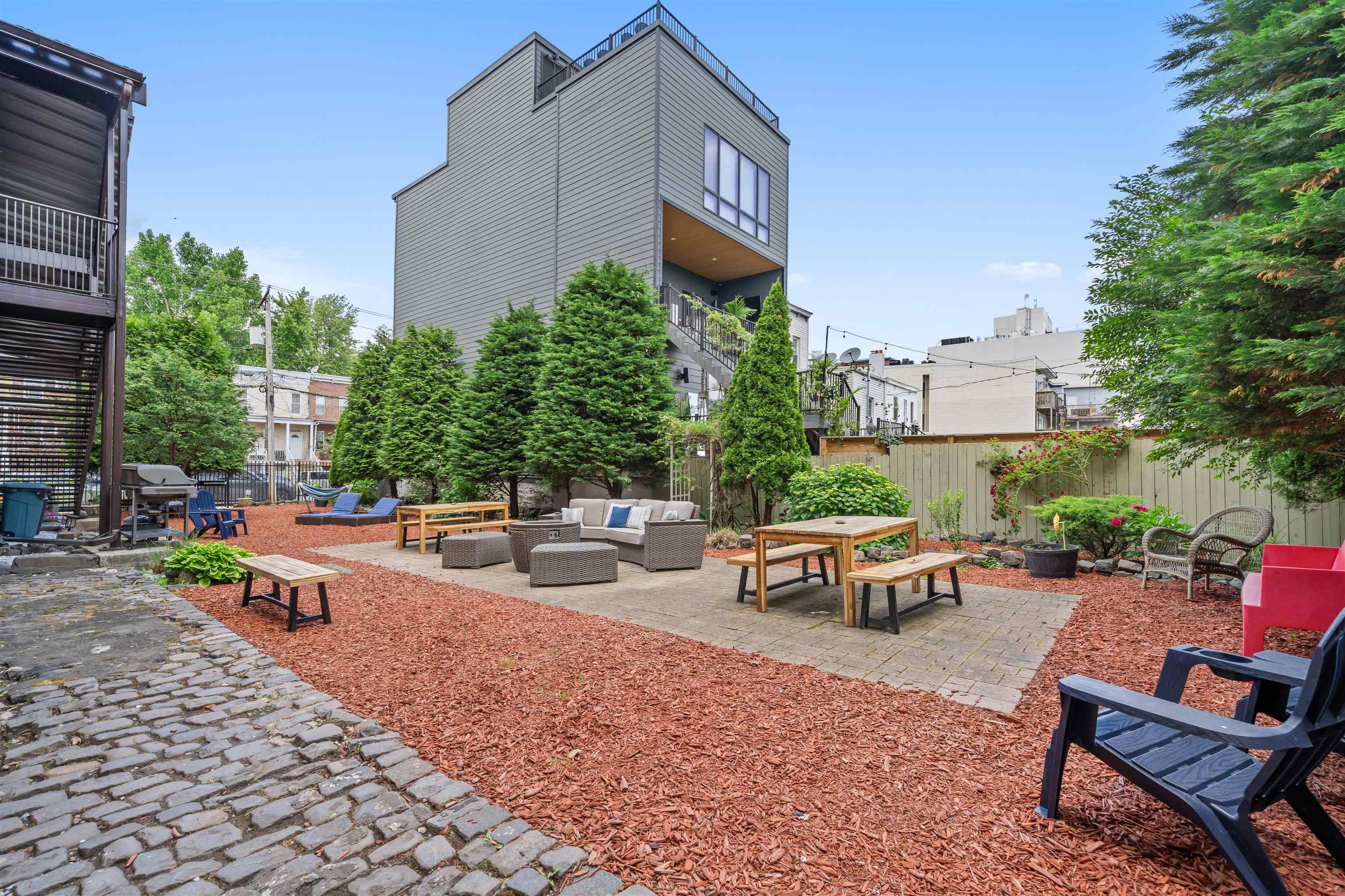 300 COMMUNIPAW AVE Unit: 4