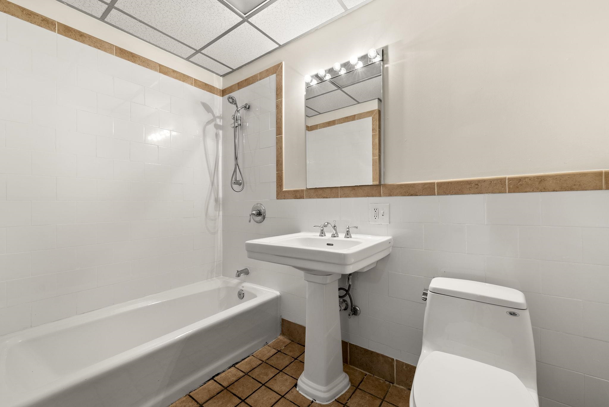 300 COMMUNIPAW AVE Unit: 4