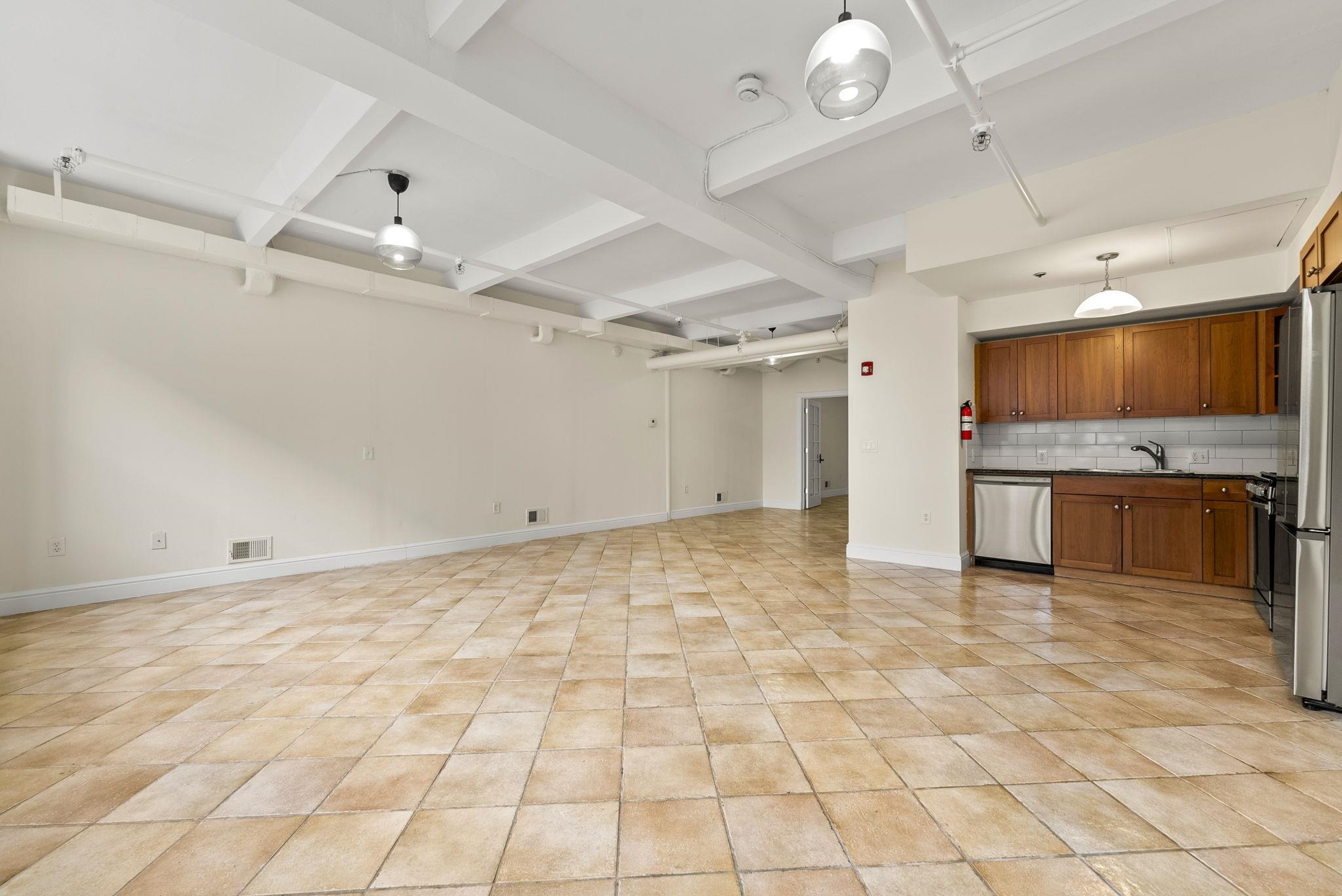 300 COMMUNIPAW AVE Unit: 4
