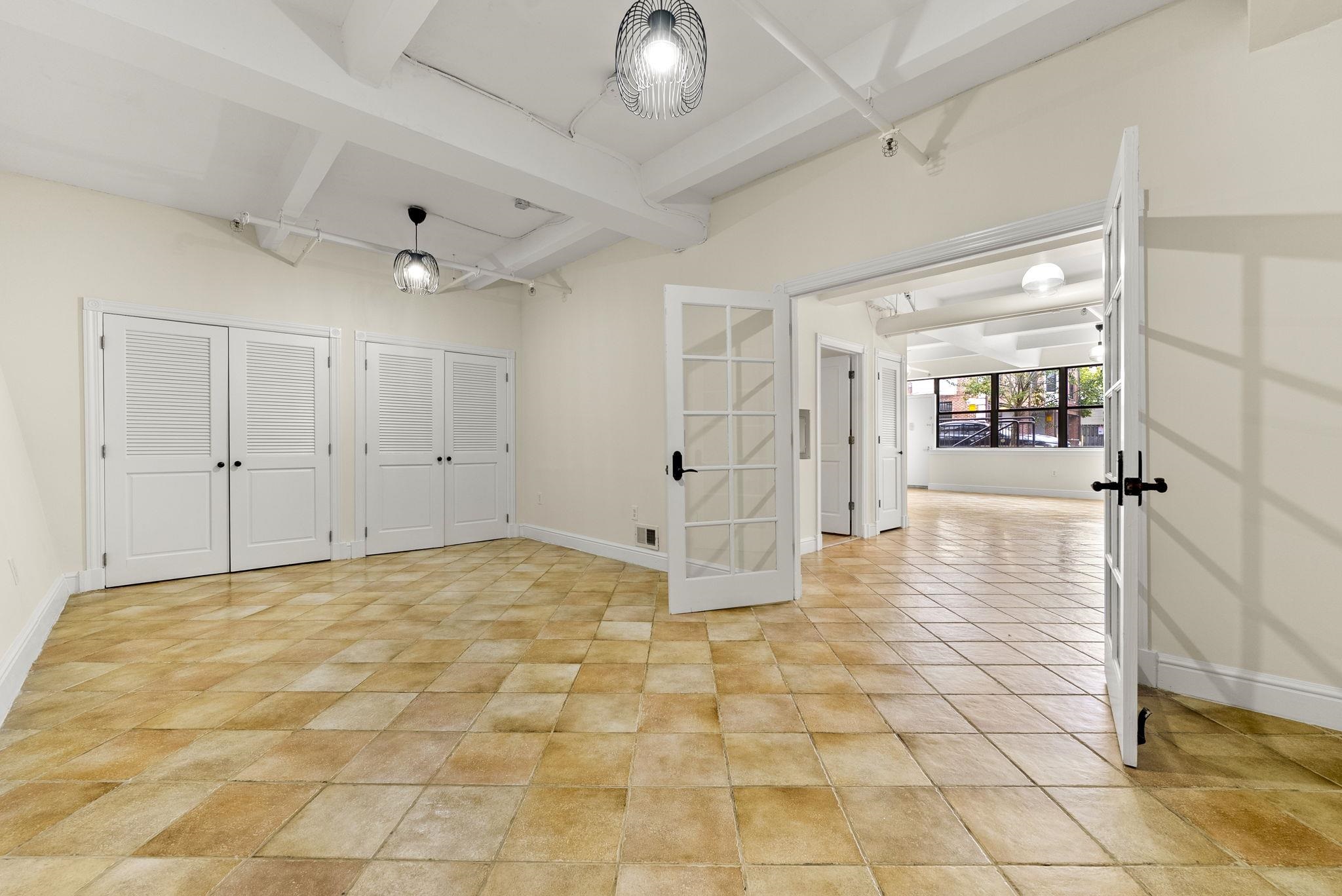 300 COMMUNIPAW AVE Unit: 4