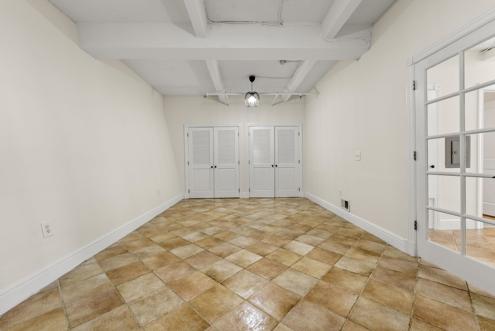 300 COMMUNIPAW AVE Unit: 4