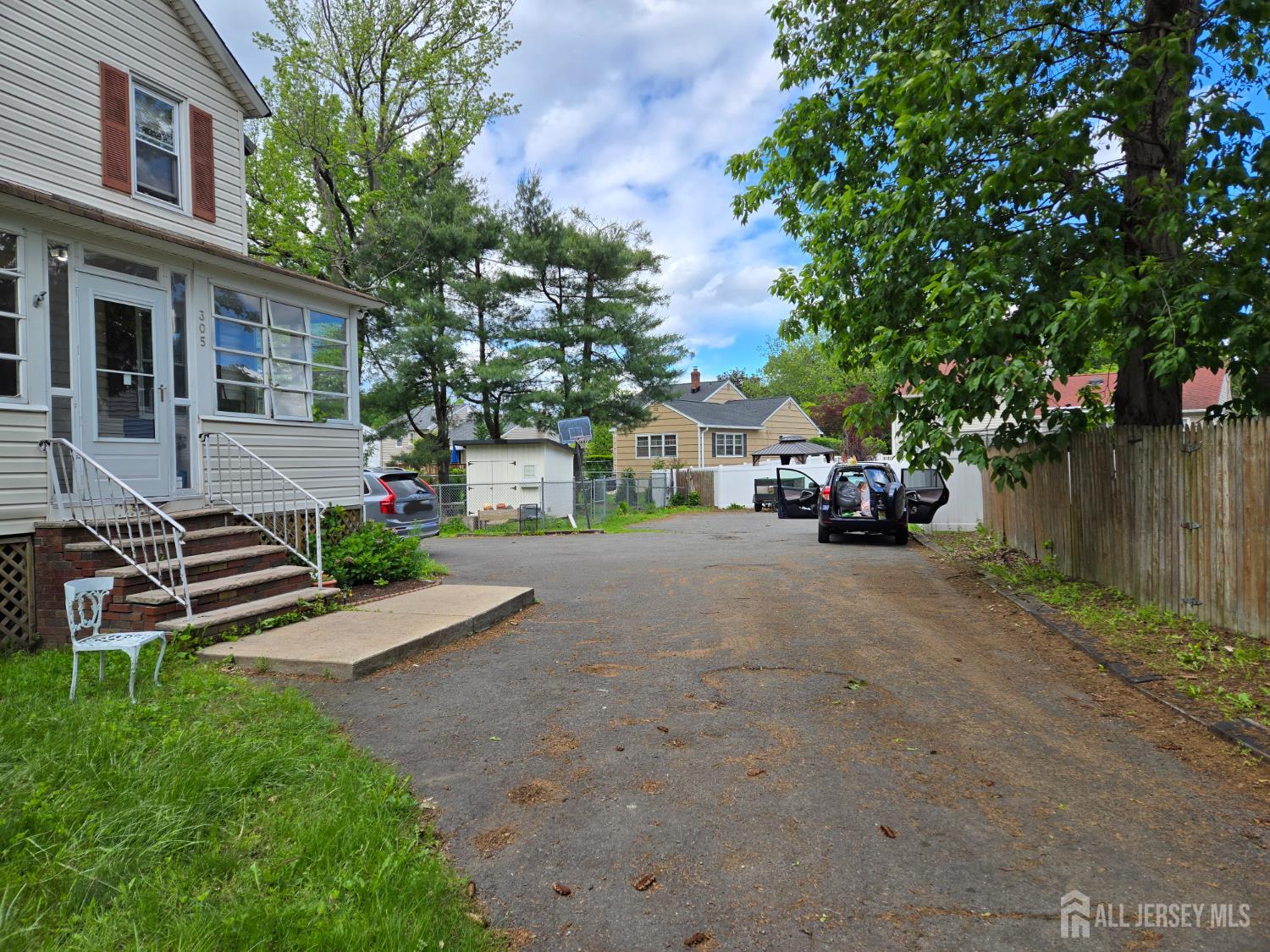 305 Oak Tree Avenue