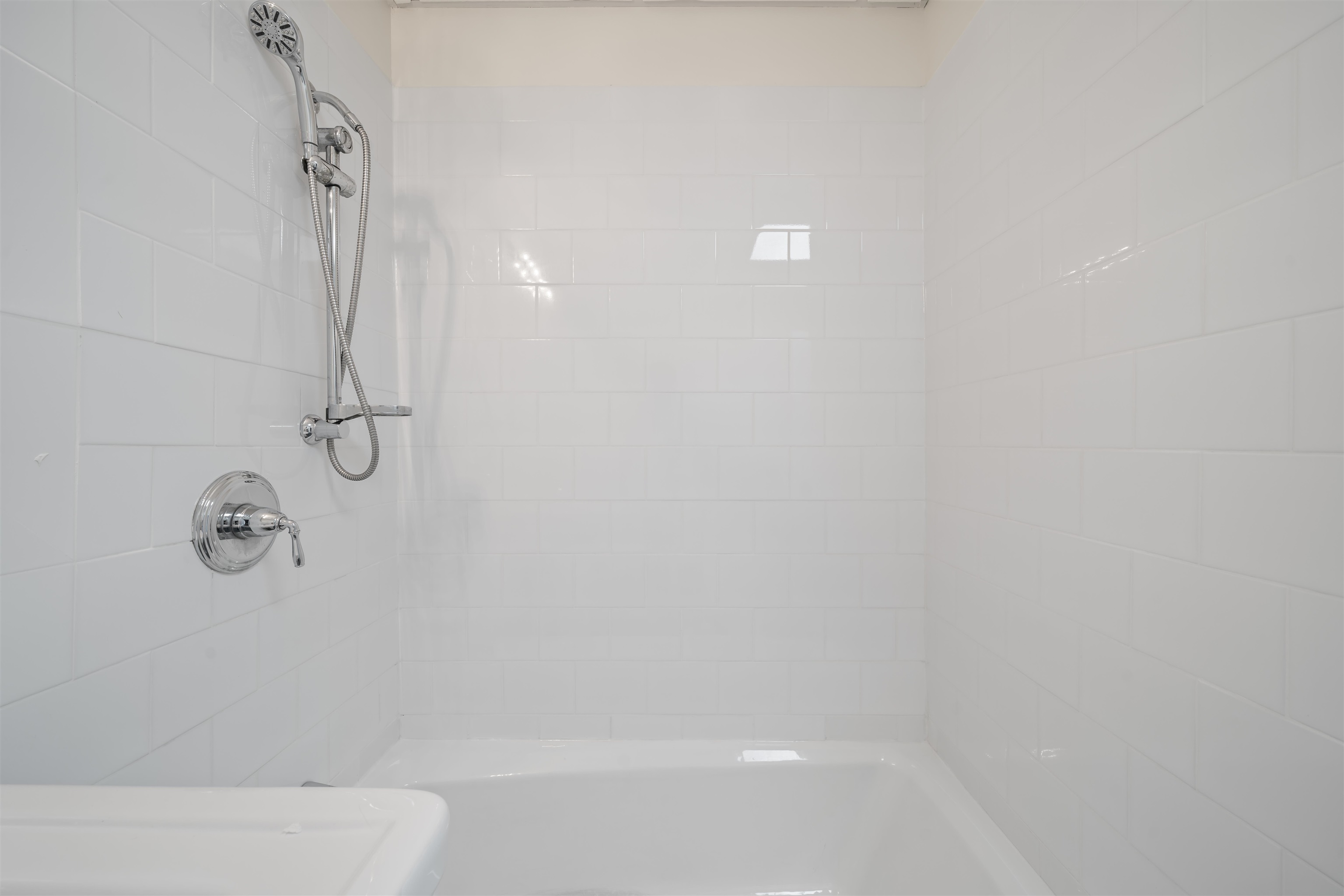 300 COMMUNIPAW AVE Unit: 124