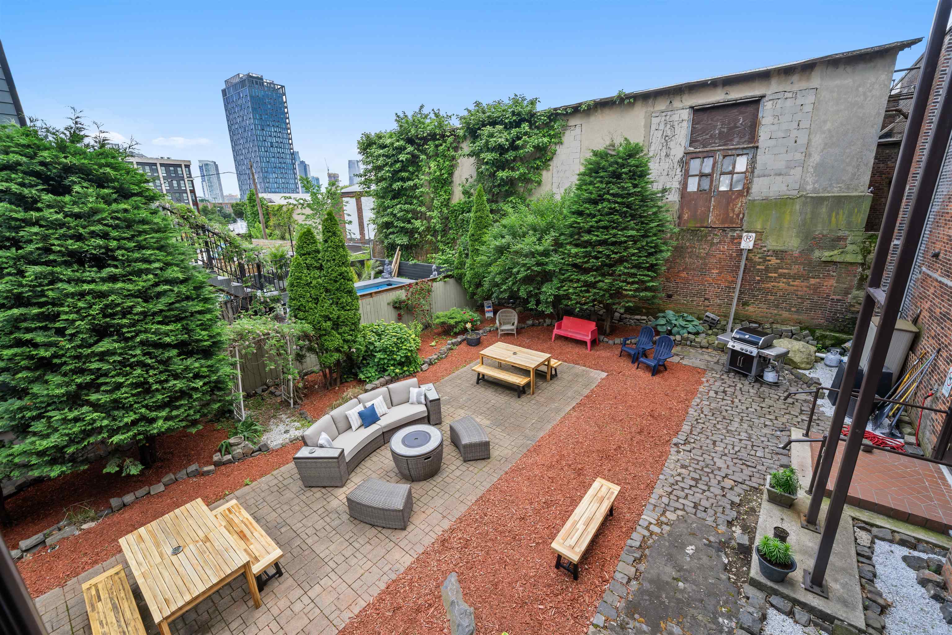 300 COMMUNIPAW AVE Unit: 124