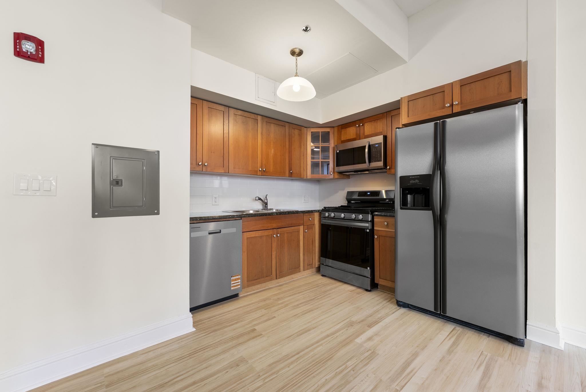 300 COMMUNIPAW AVE Unit: 8