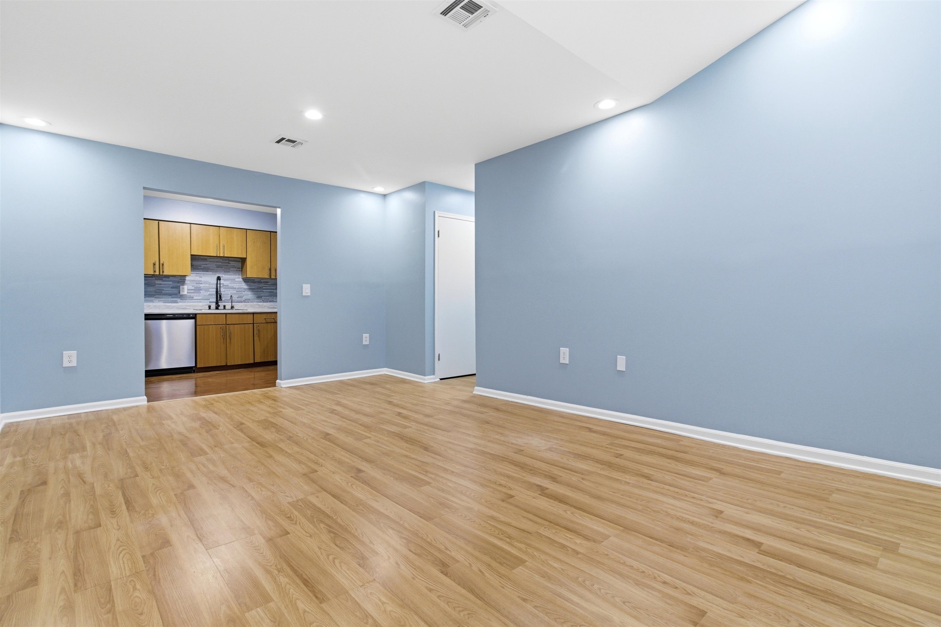 308-310 PASSAIC AVE Unit: 215