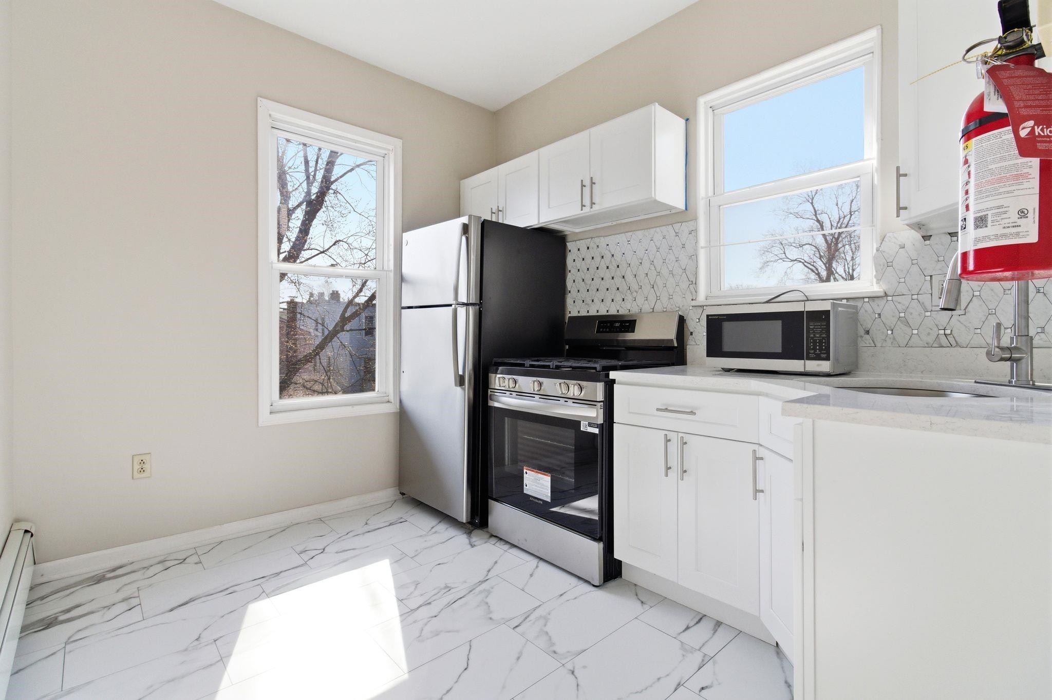 470 MALLORY AVE Unit: 2