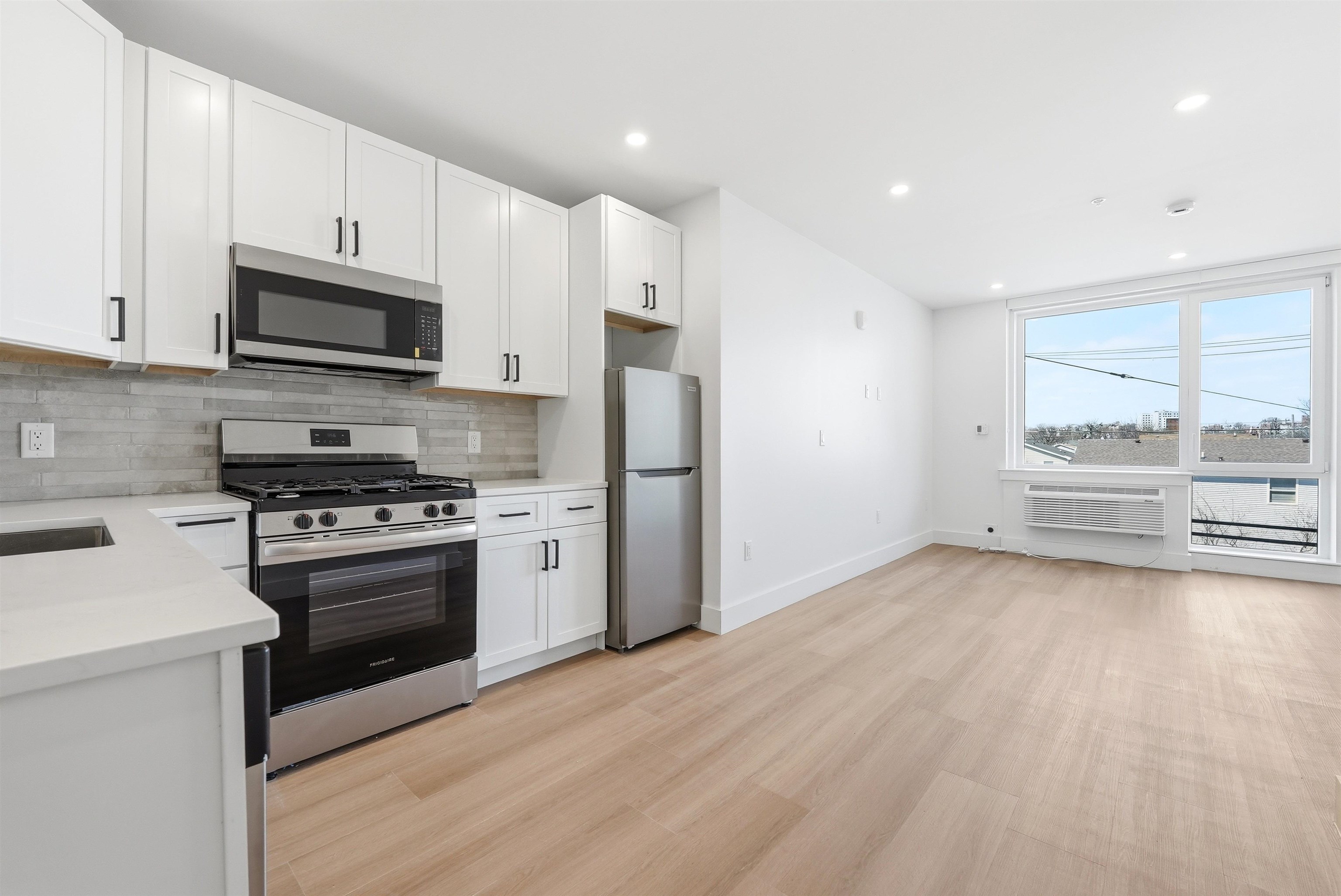 337 JOHNSTON AVE Unit: 305