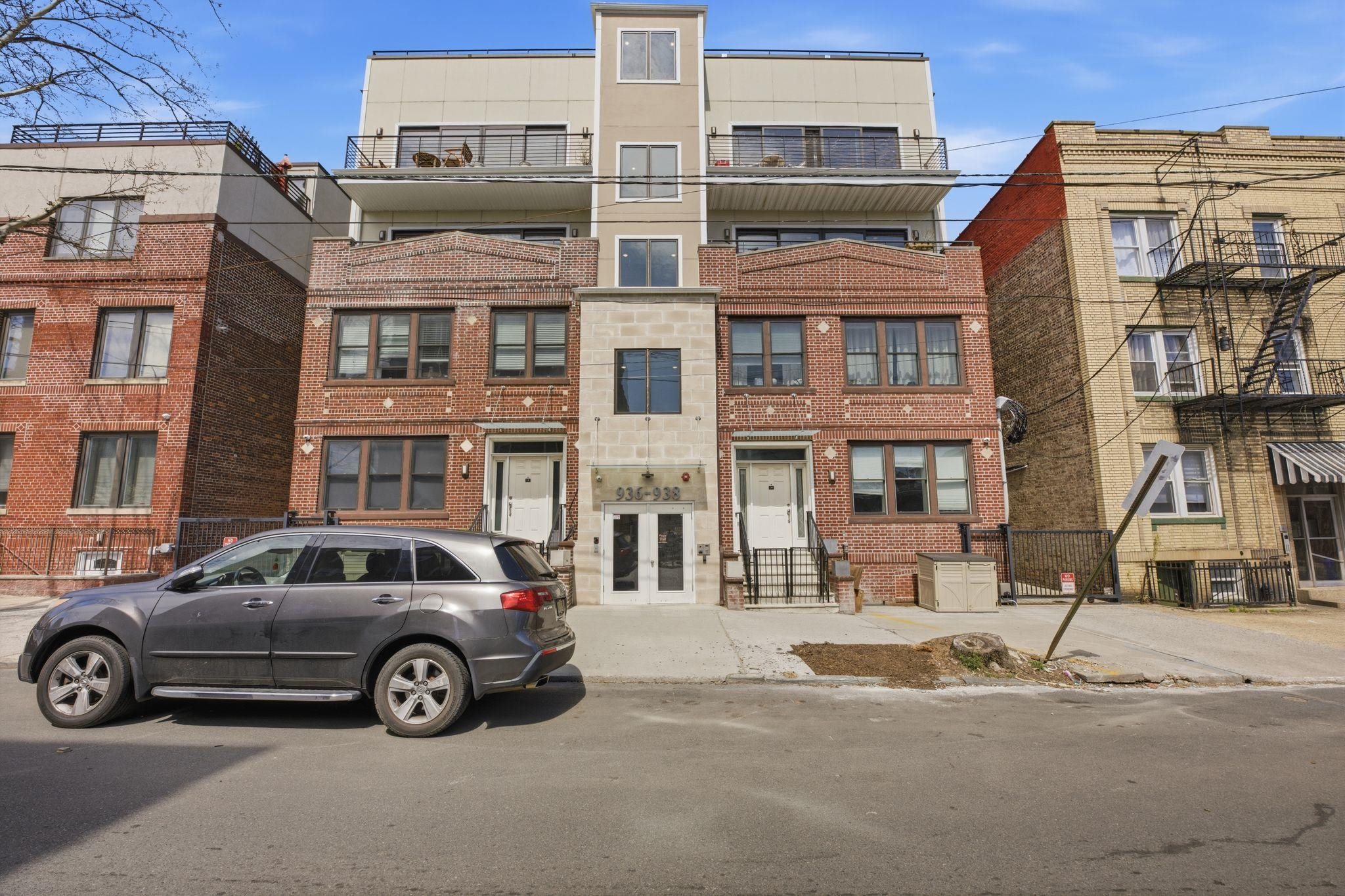 936 PAVONIA AVE Unit: 3B