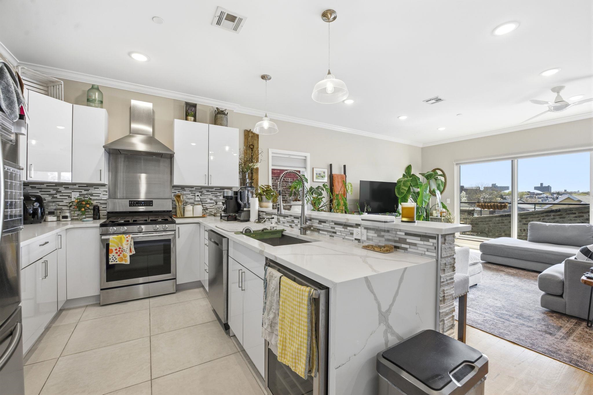936 PAVONIA AVE Unit: 3B