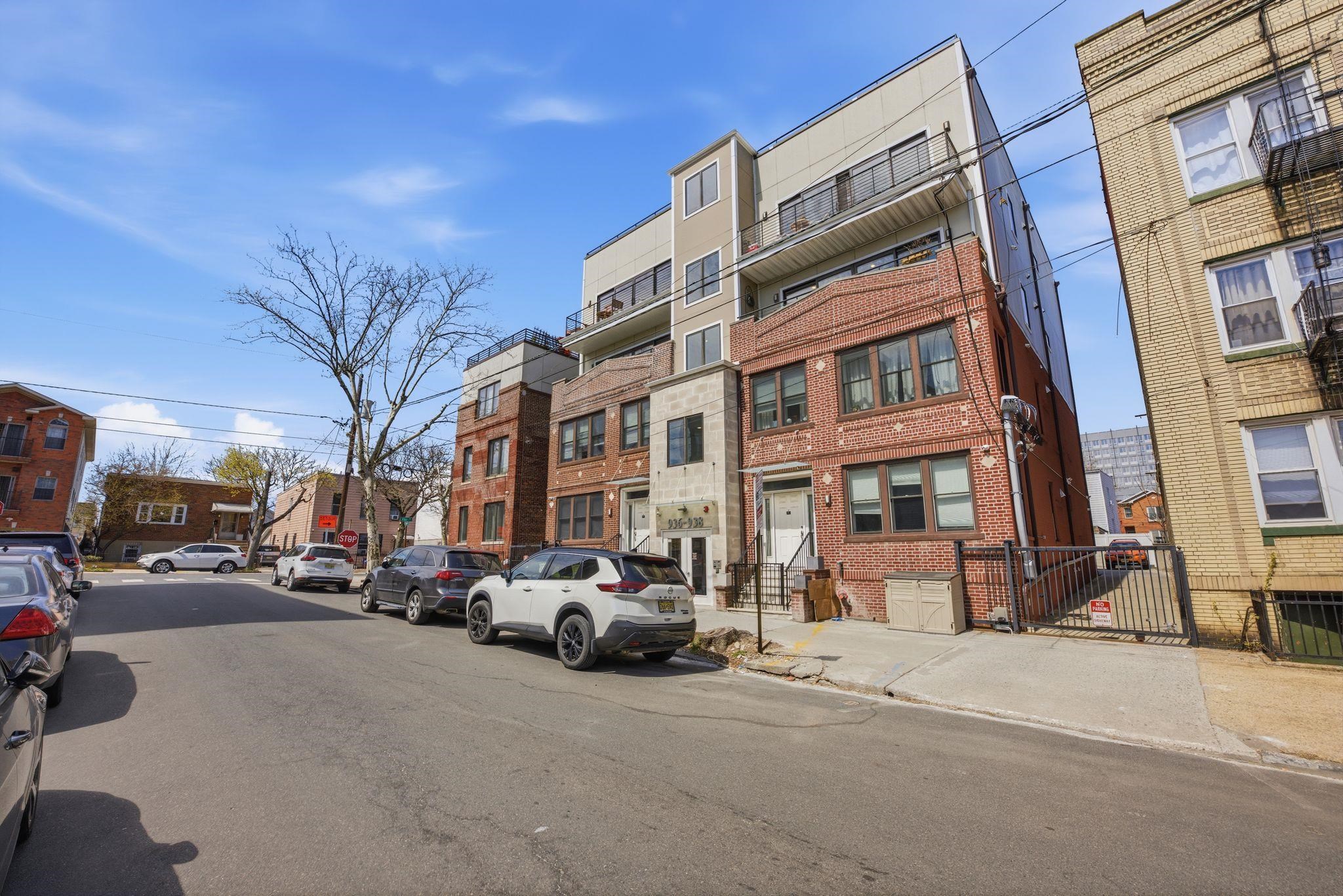 936 PAVONIA AVE Unit: 3B