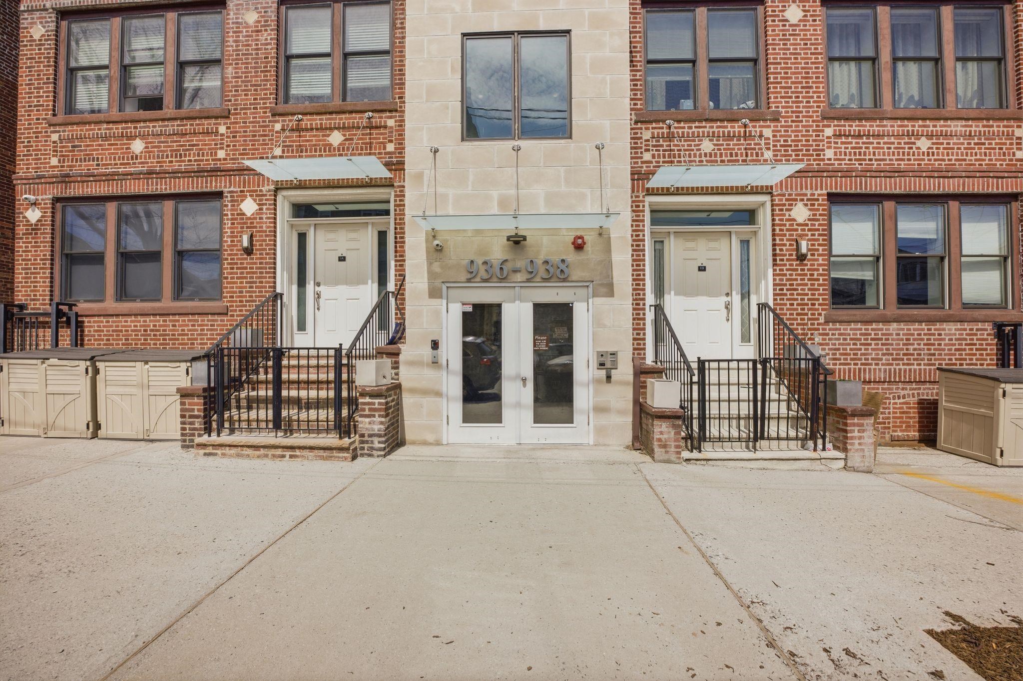 936 PAVONIA AVE Unit: 3B
