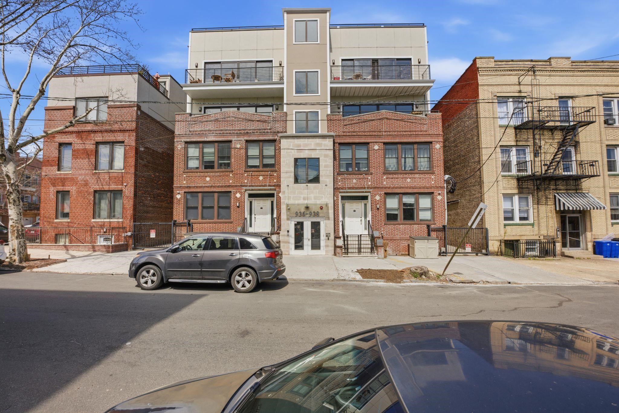 936 PAVONIA AVE Unit: 3B