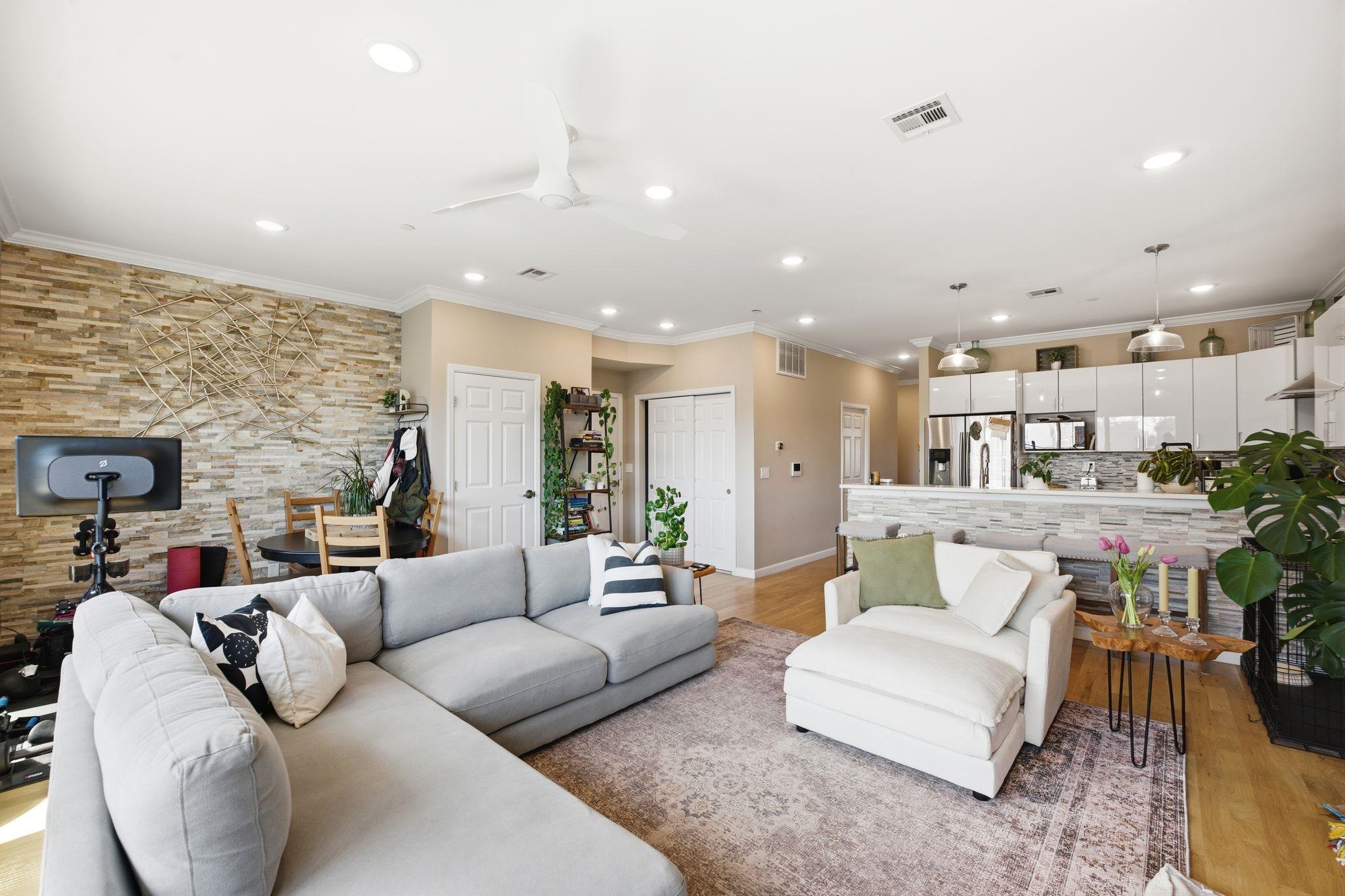 936 PAVONIA AVE Unit: 3B