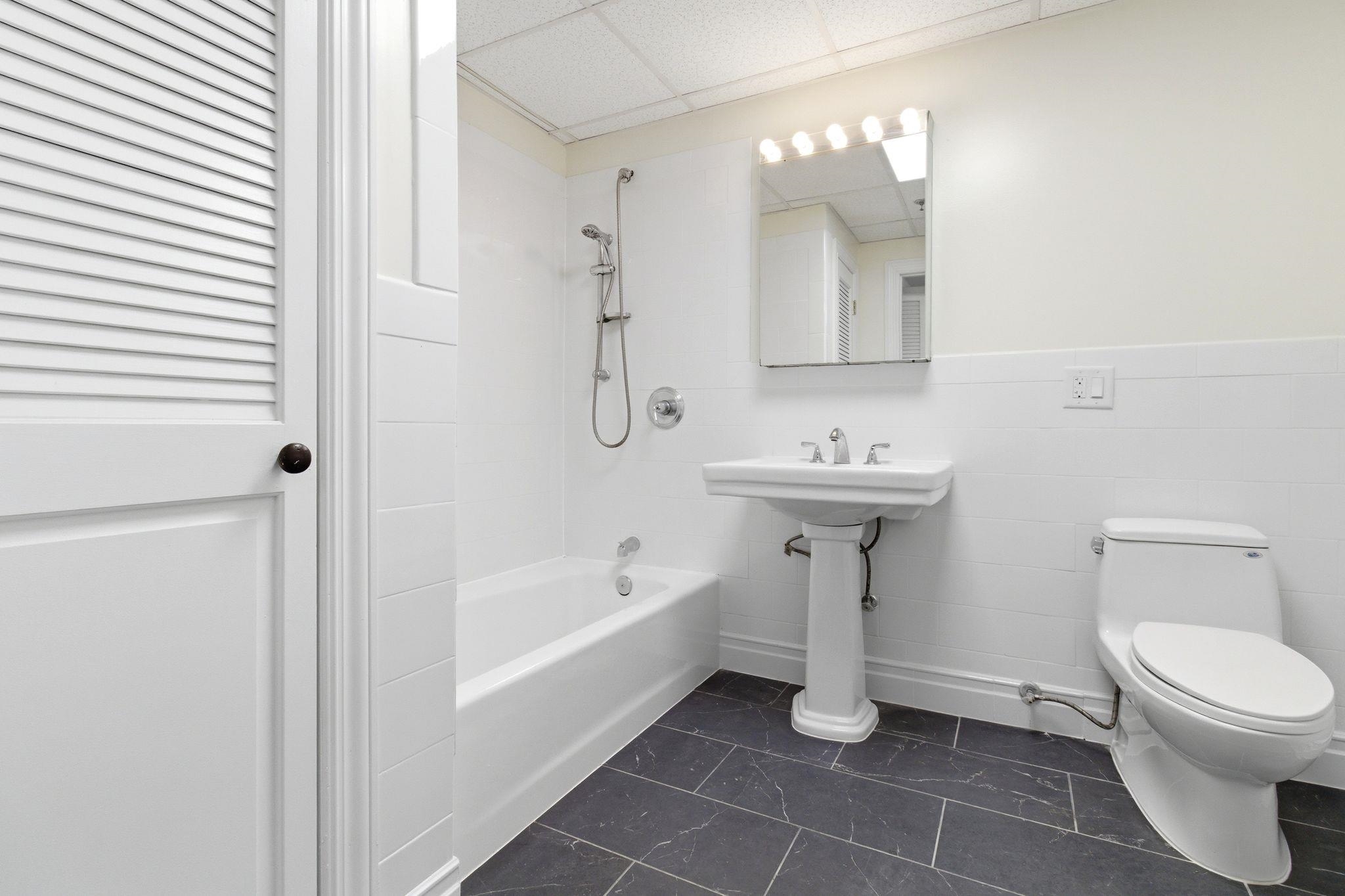 300 COMMUNIPAW AVE Unit: 164