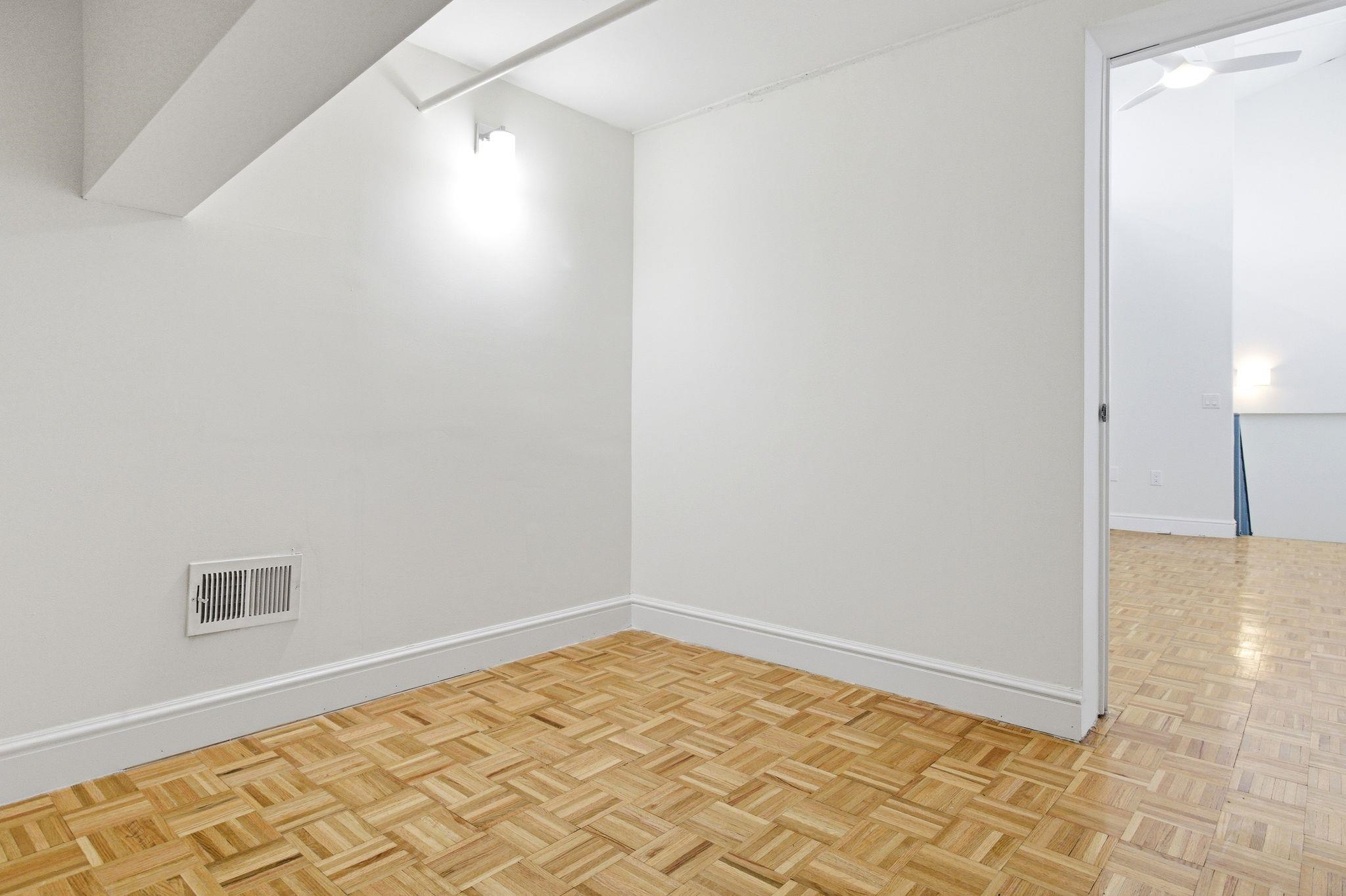 300 COMMUNIPAW AVE Unit: 164