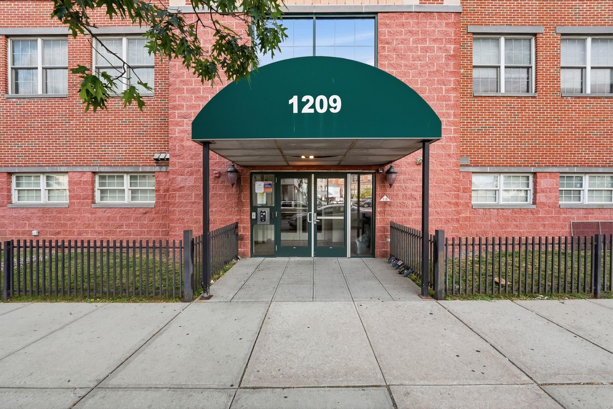 1209 SUMMIT AVE Unit: 407