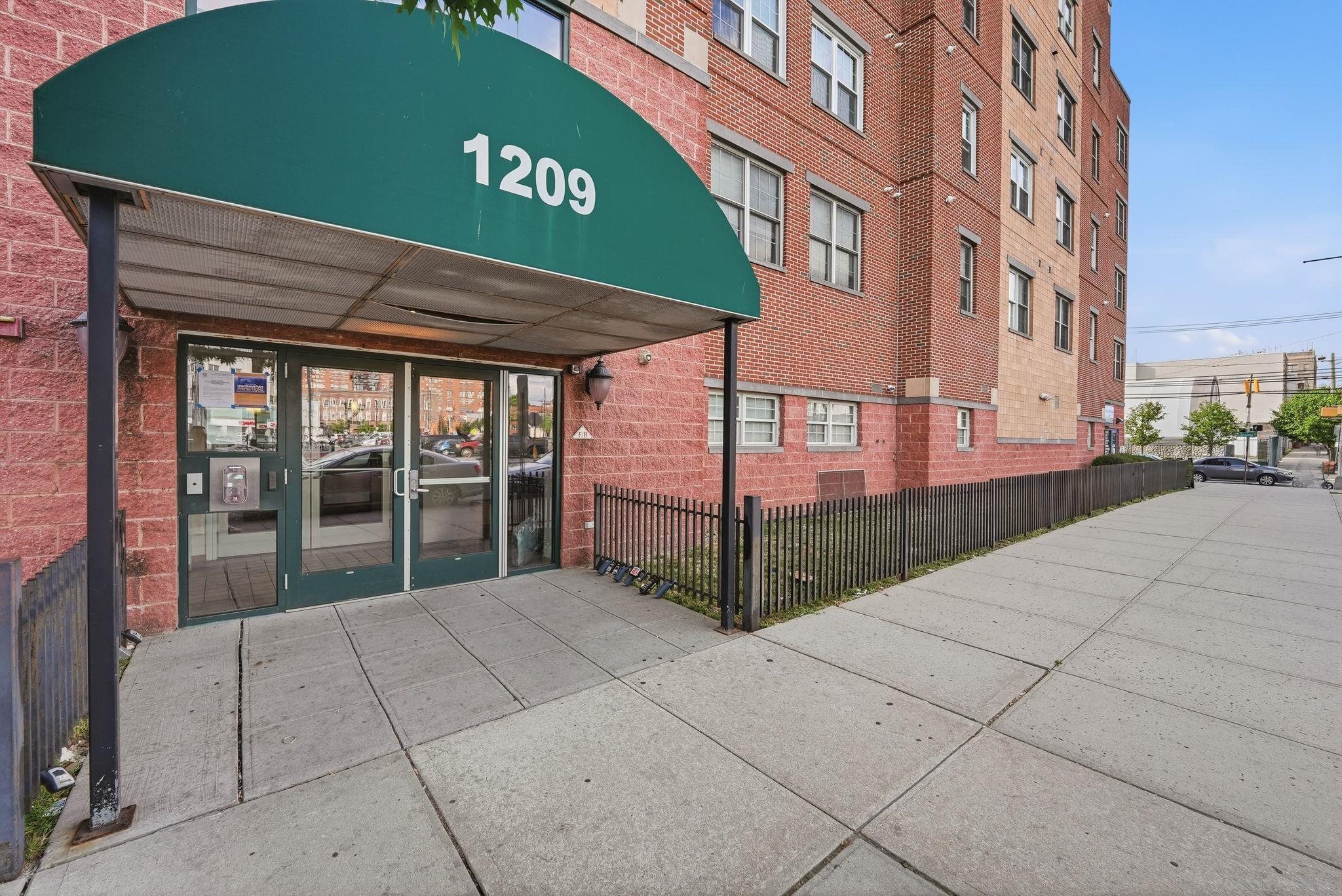 1209 SUMMIT AVE Unit: 407