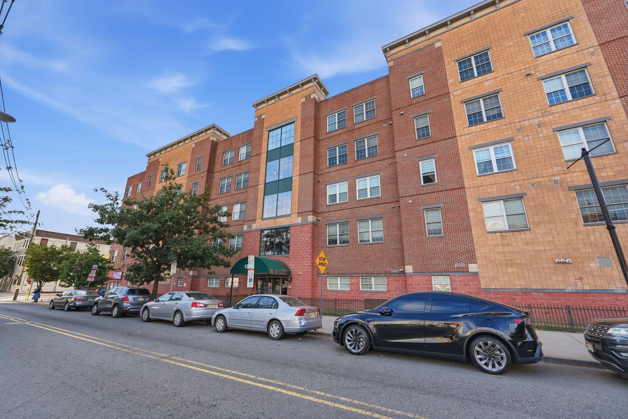 1209 SUMMIT AVE Unit: 407