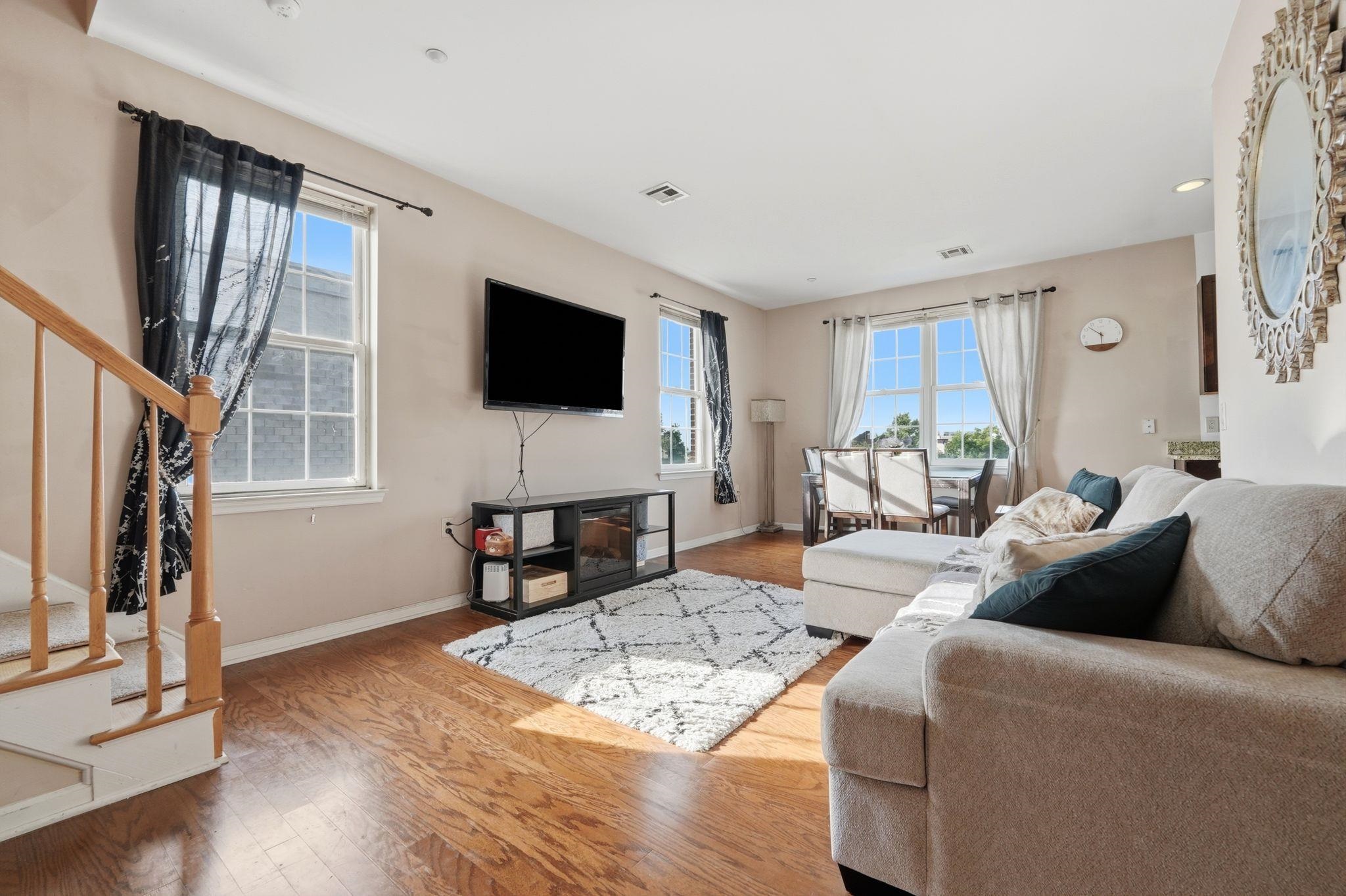 1209 SUMMIT AVE Unit: 407