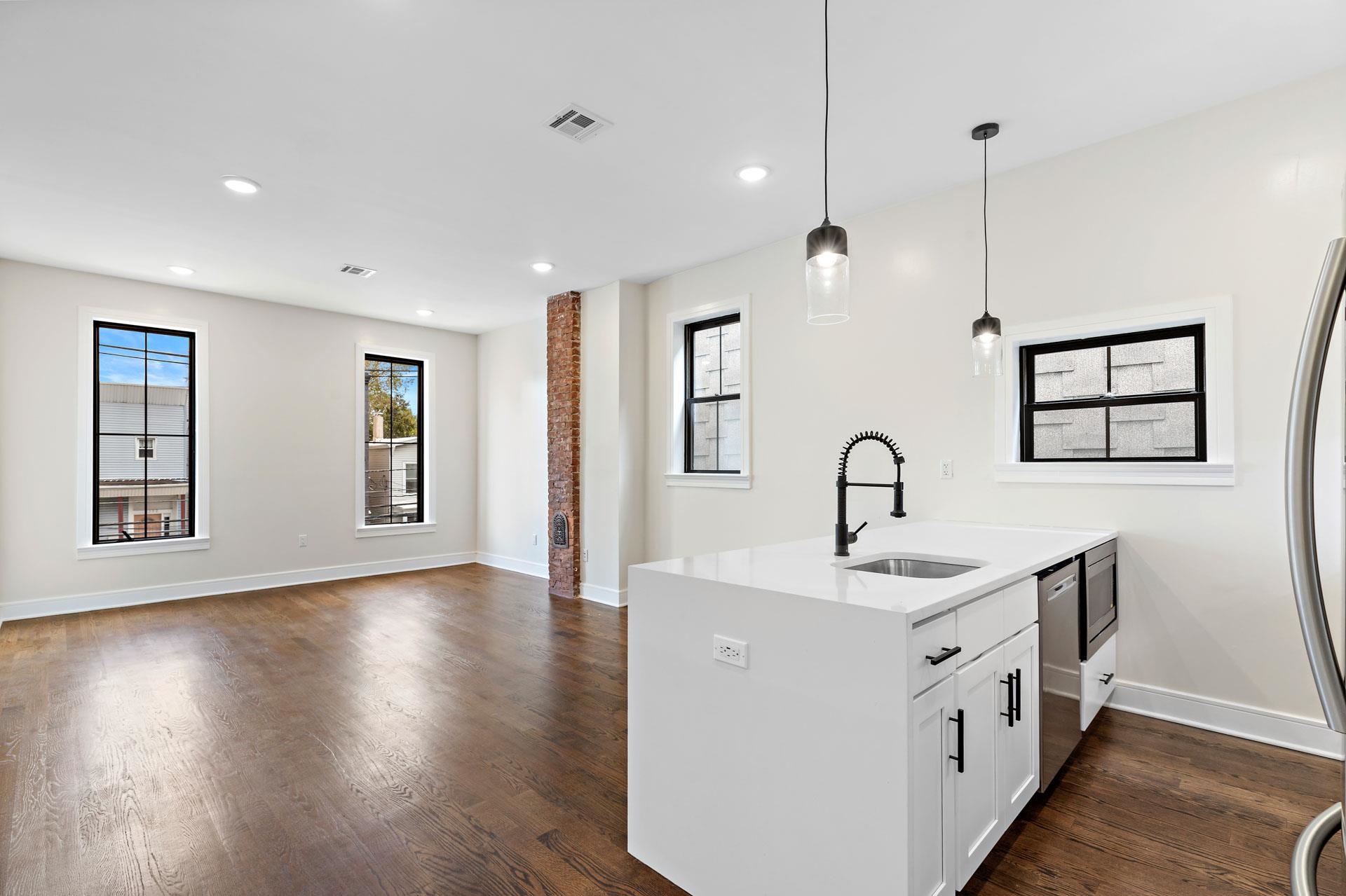 133 HUTTON ST Unit: 2