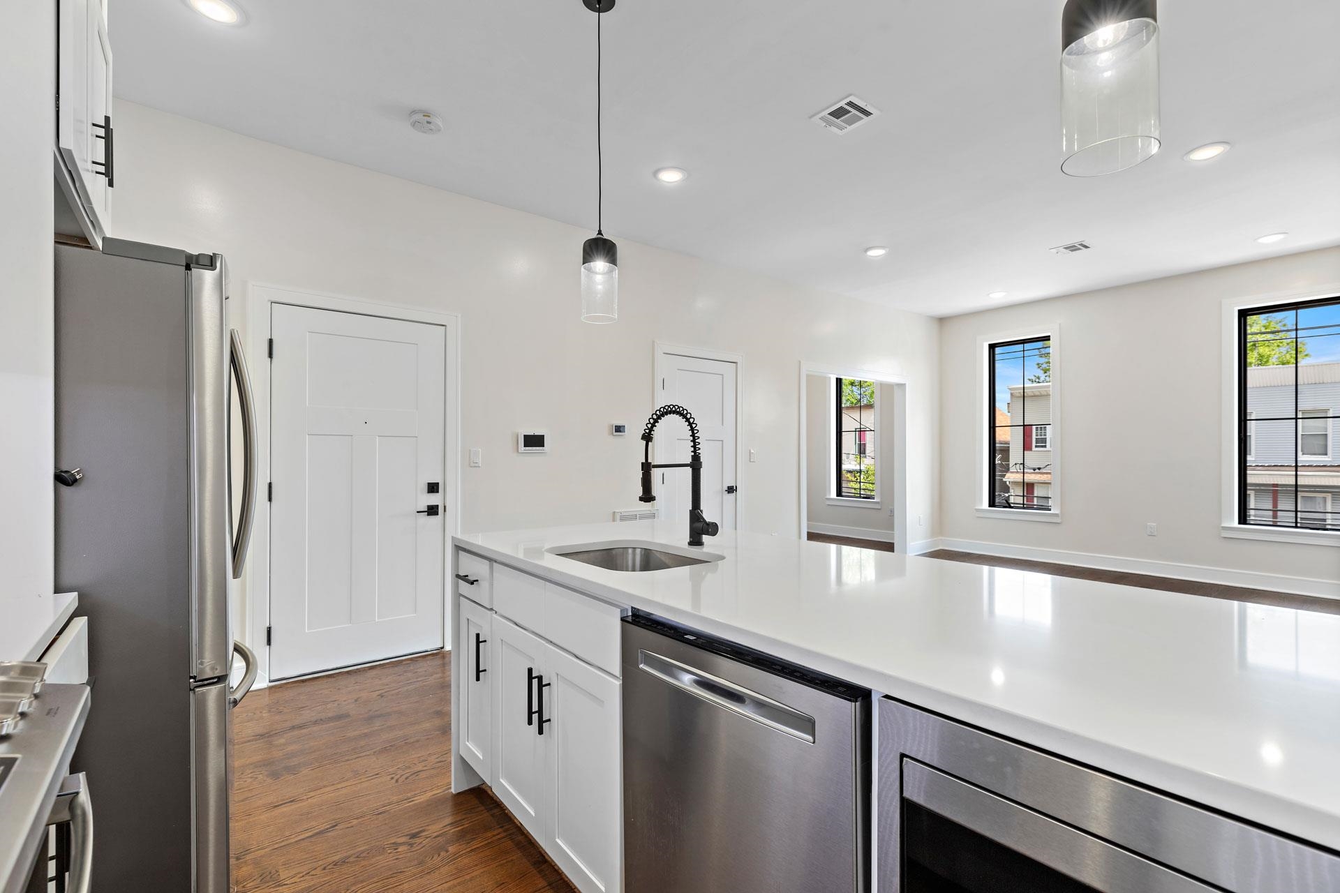 133 HUTTON ST Unit: 2