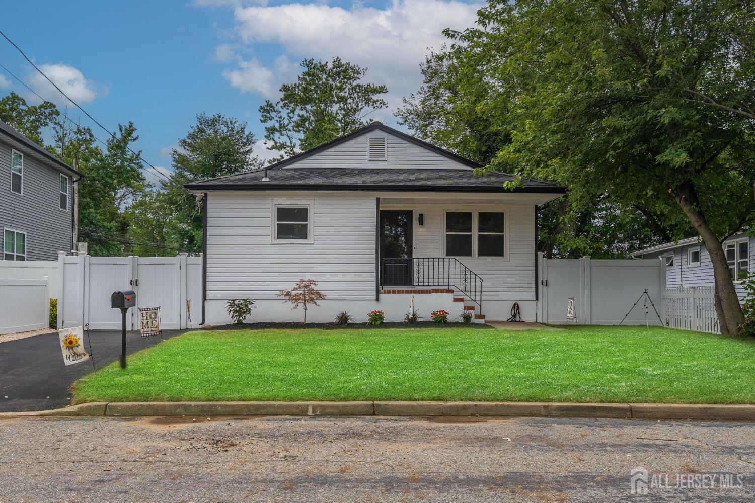 976 Woodmere Drive