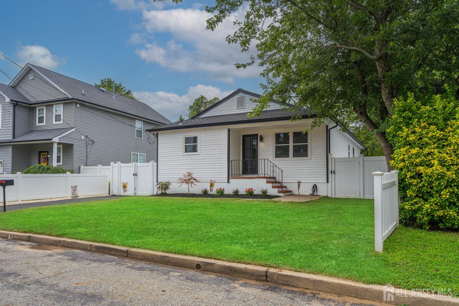 976 Woodmere Drive