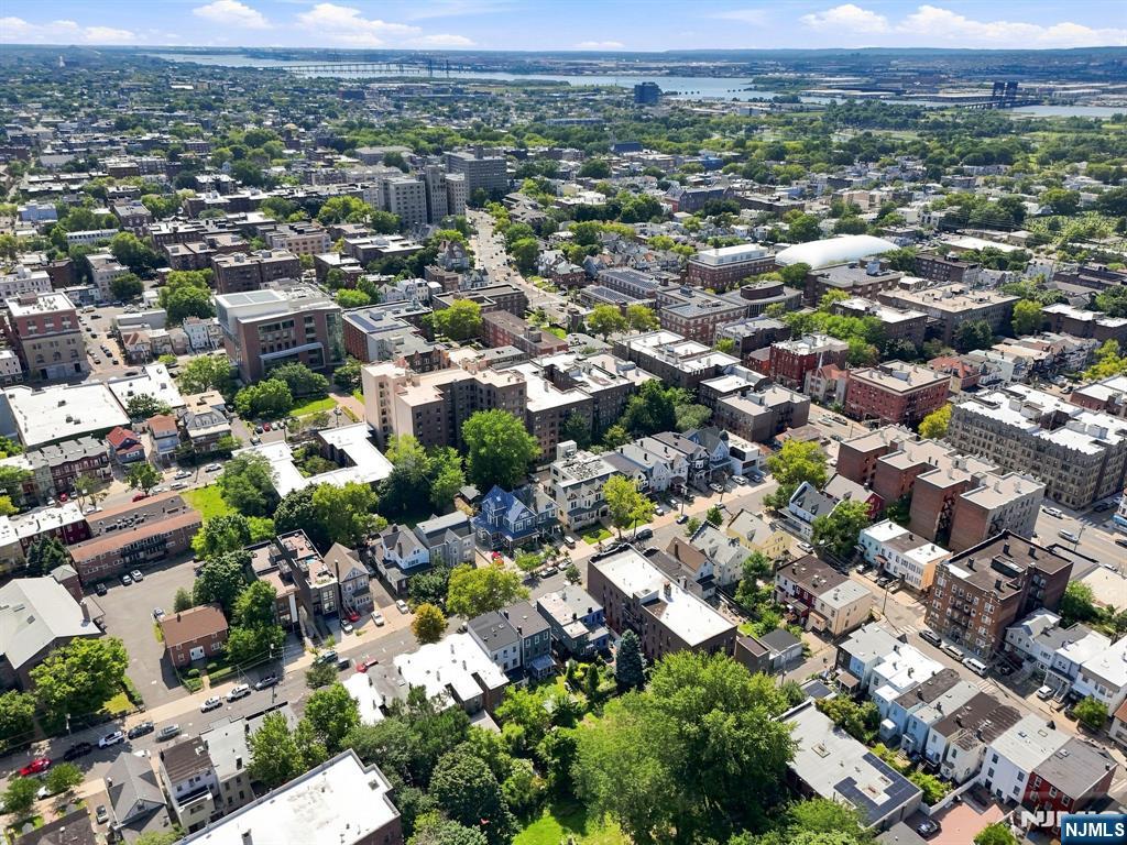 30 De Kalb Avenue